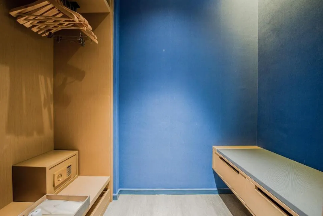 wardrobe in Atour Hotel Zhongshan Tanzhou