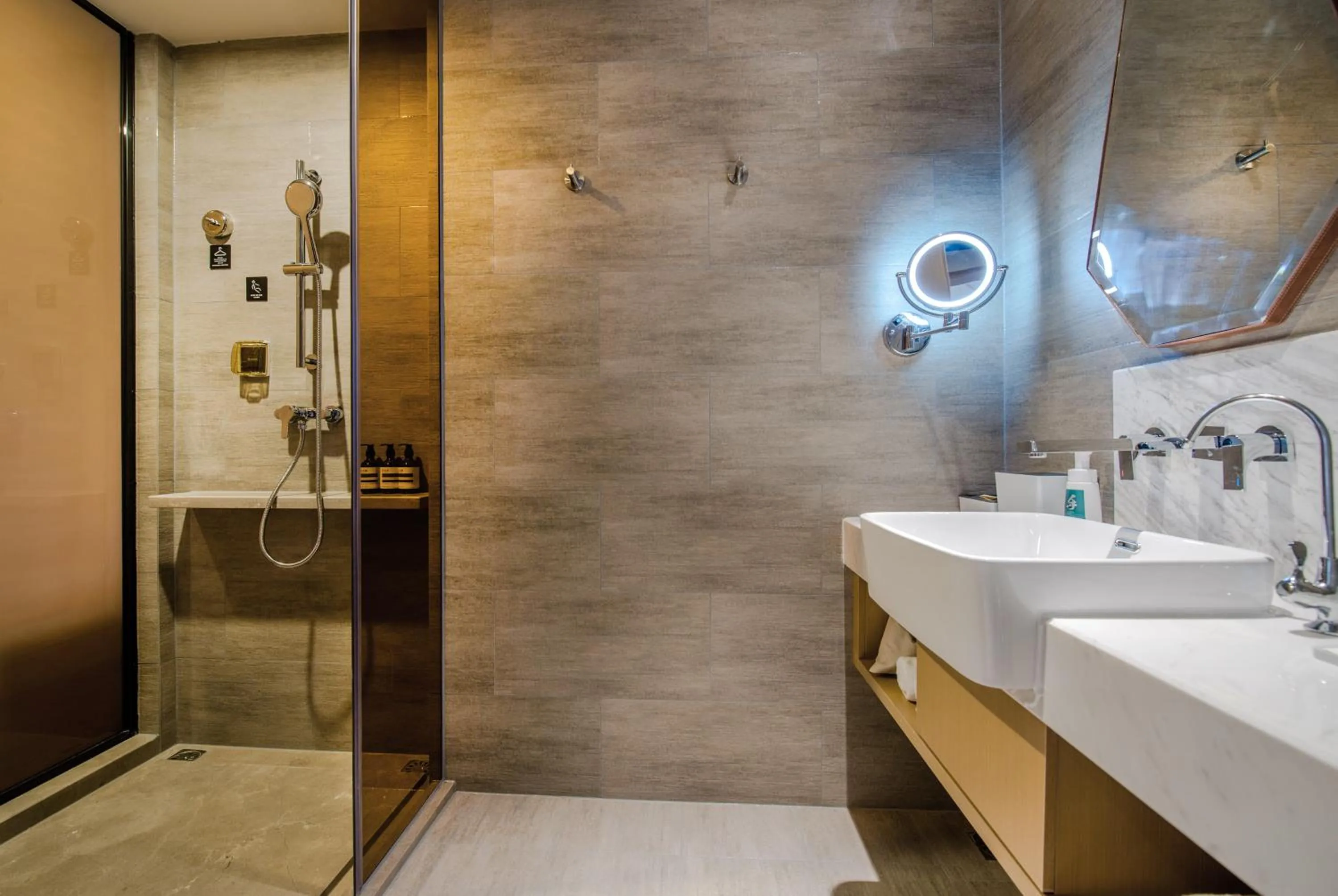 Shower in Atour Hotel Zhongshan Tanzhou