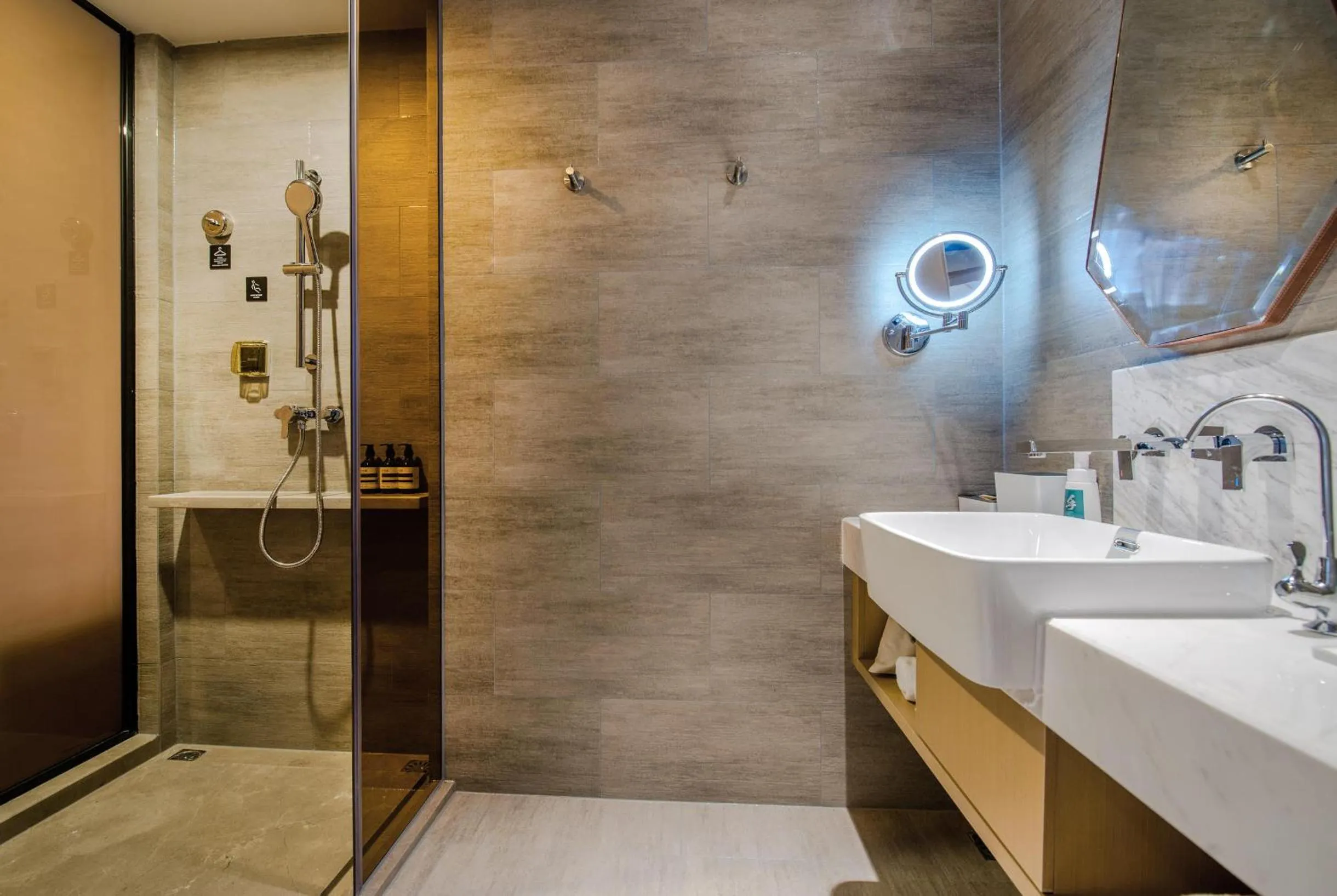 Shower in Atour Hotel Zhongshan Tanzhou