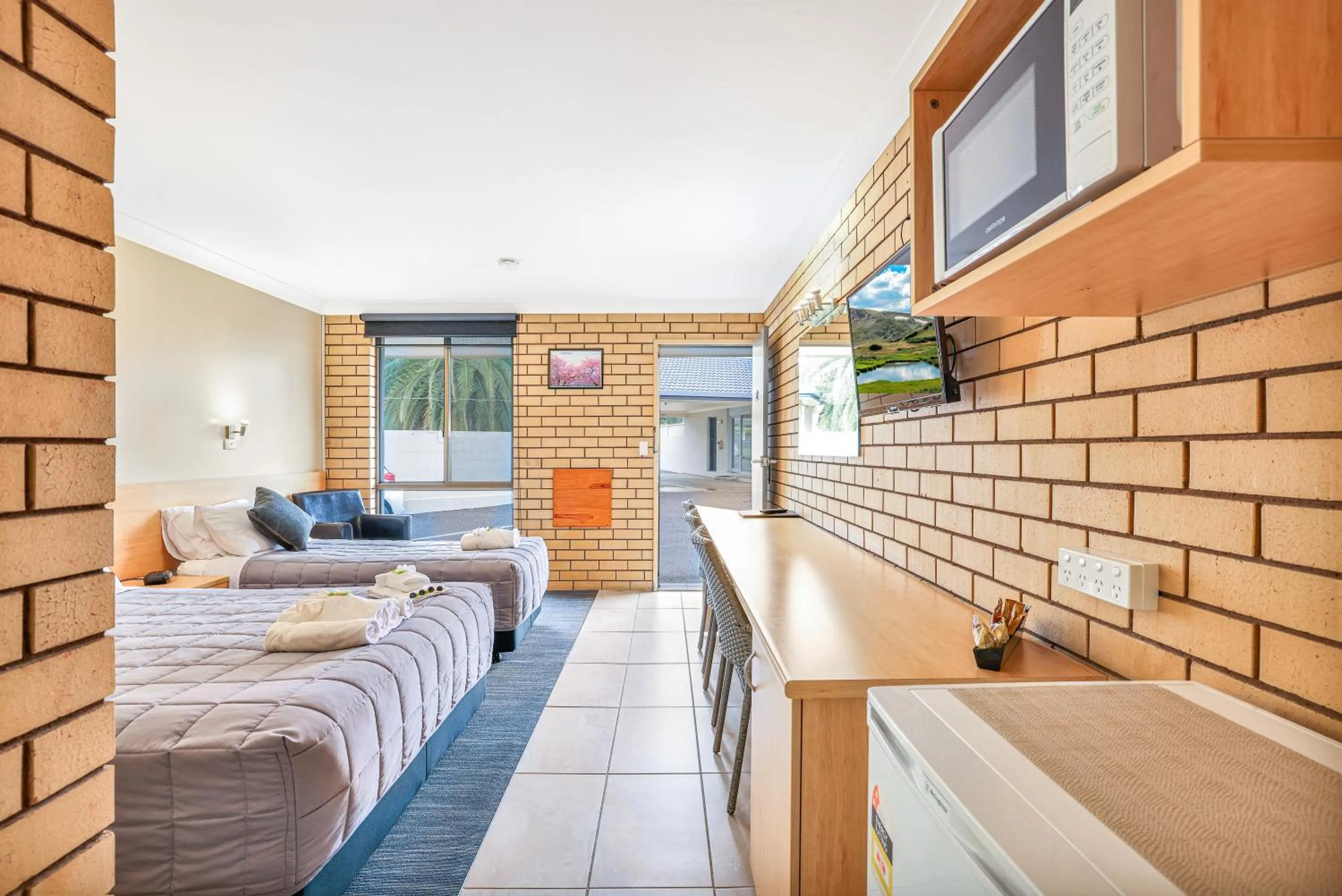 Bed in Stagecoach Inn Motel