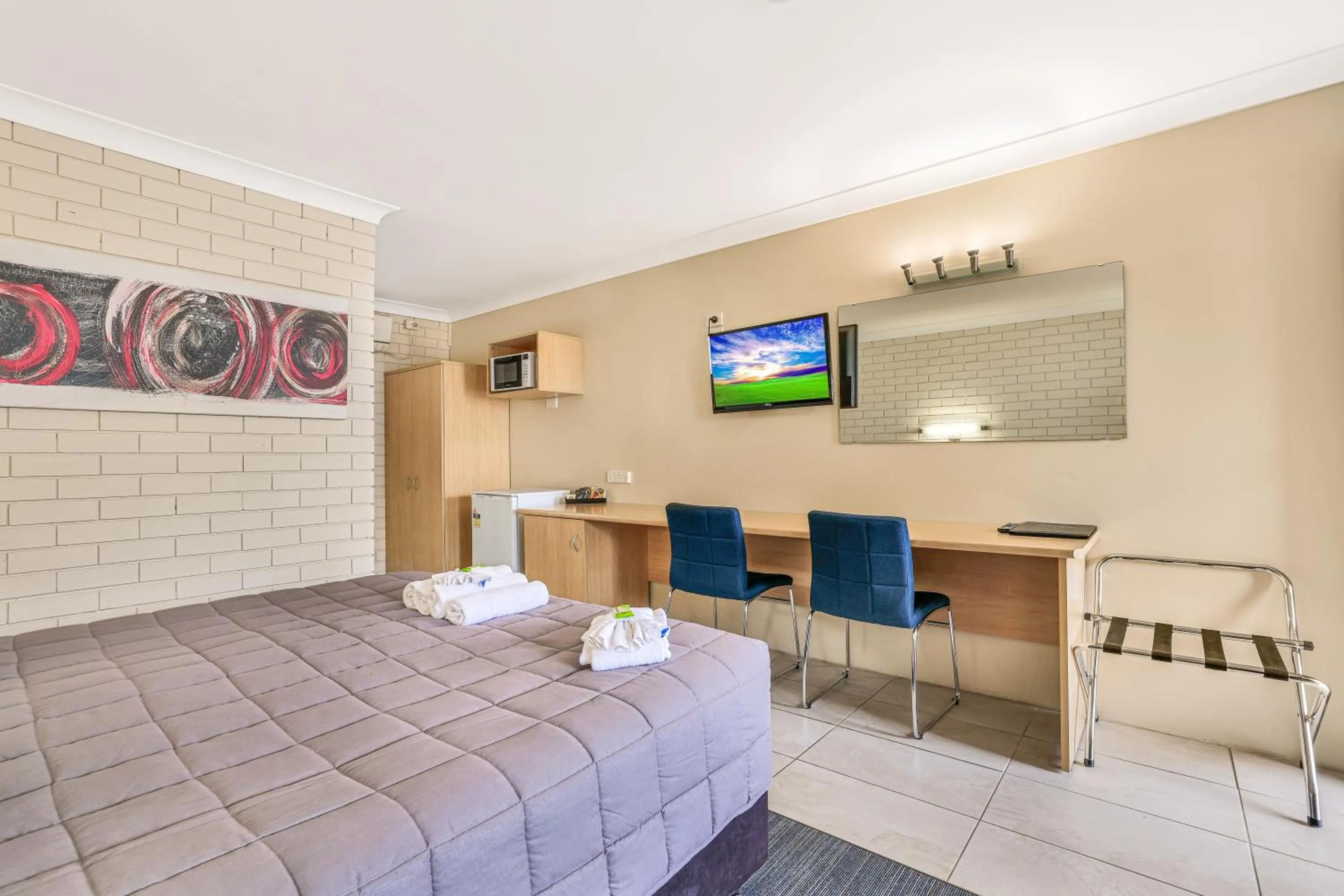 Bed in Stagecoach Inn Motel