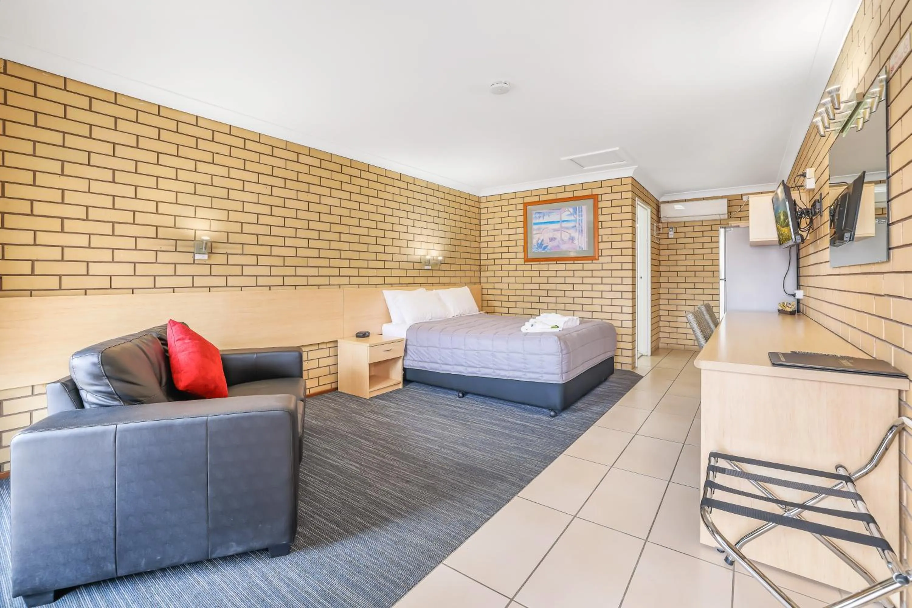 Bed in Stagecoach Inn Motel