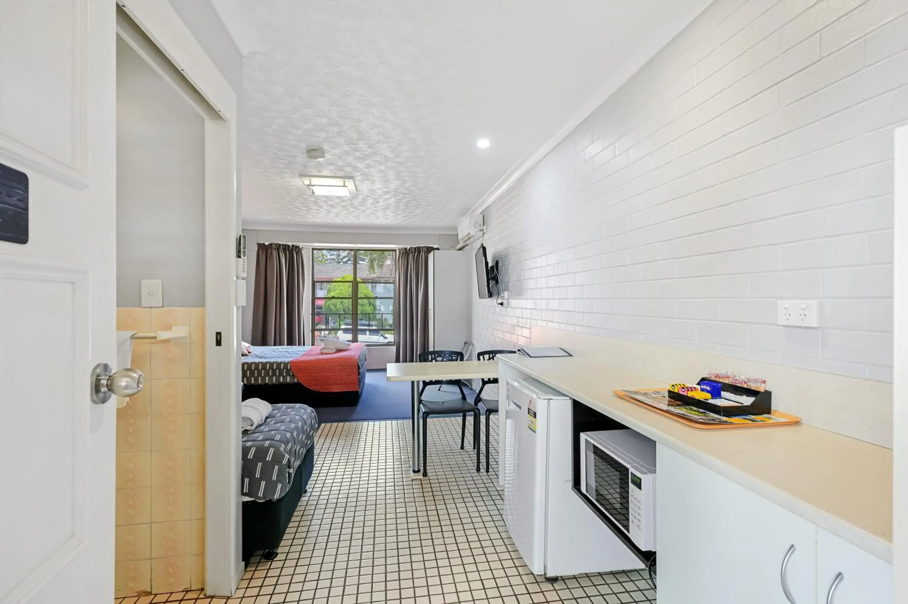 Bed in Raceview Motor Inn Bed in Raceview Motor Inn