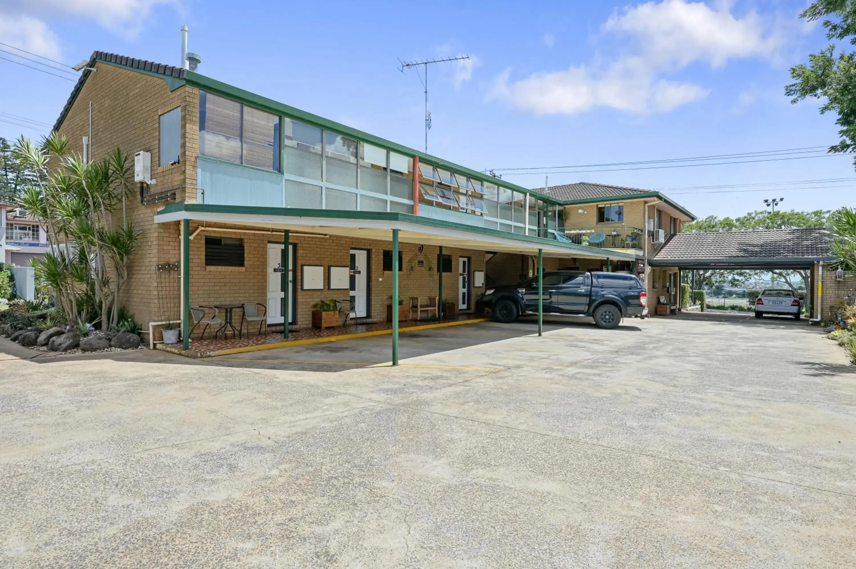 Property building in Raceview Motor Inn Property building in Raceview Motor Inn