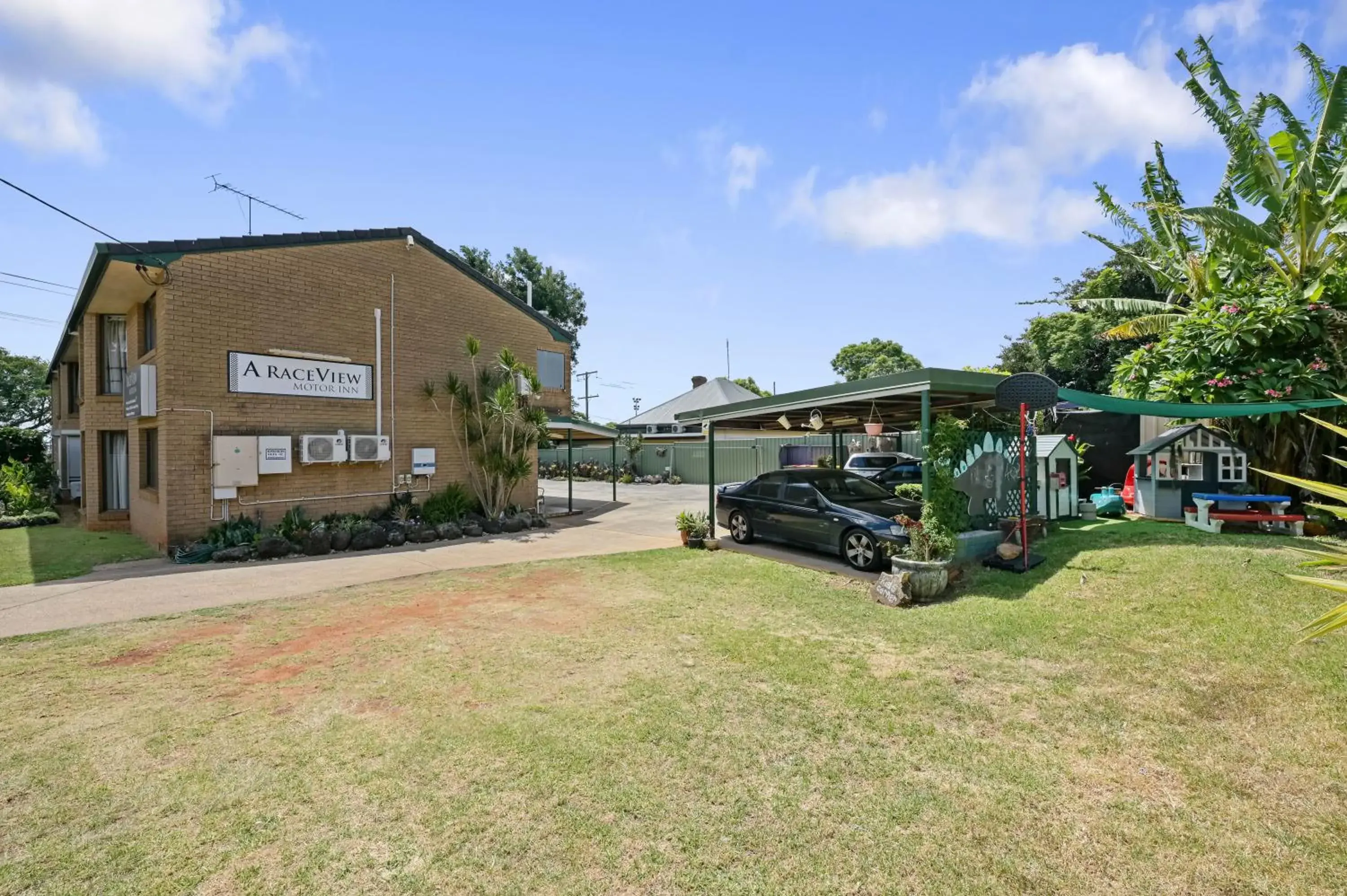 Property building in Raceview Motor Inn Property building in Raceview Motor Inn