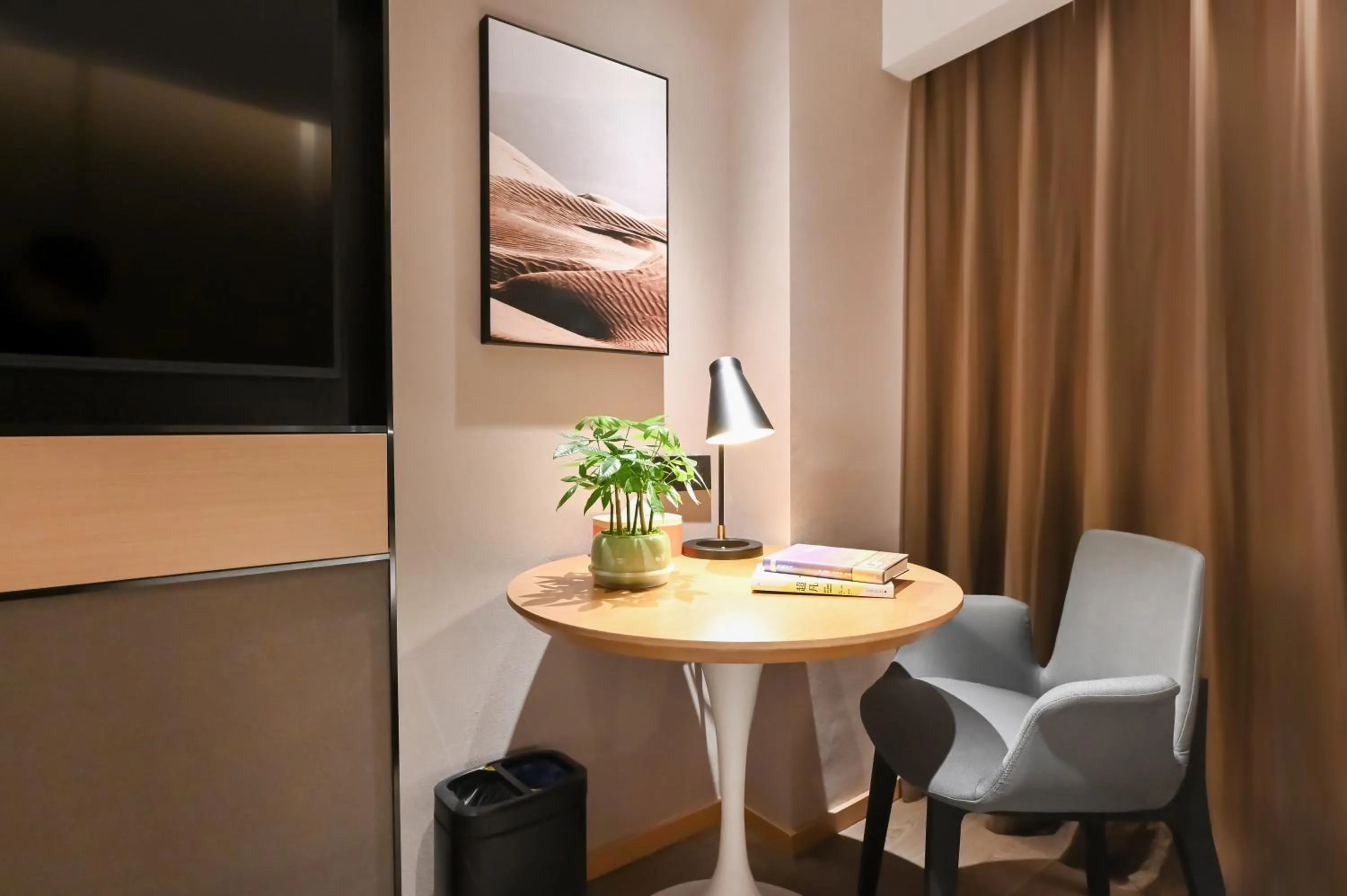 TV and multimedia in Atour Hotel Beijing Lishuiqiao
