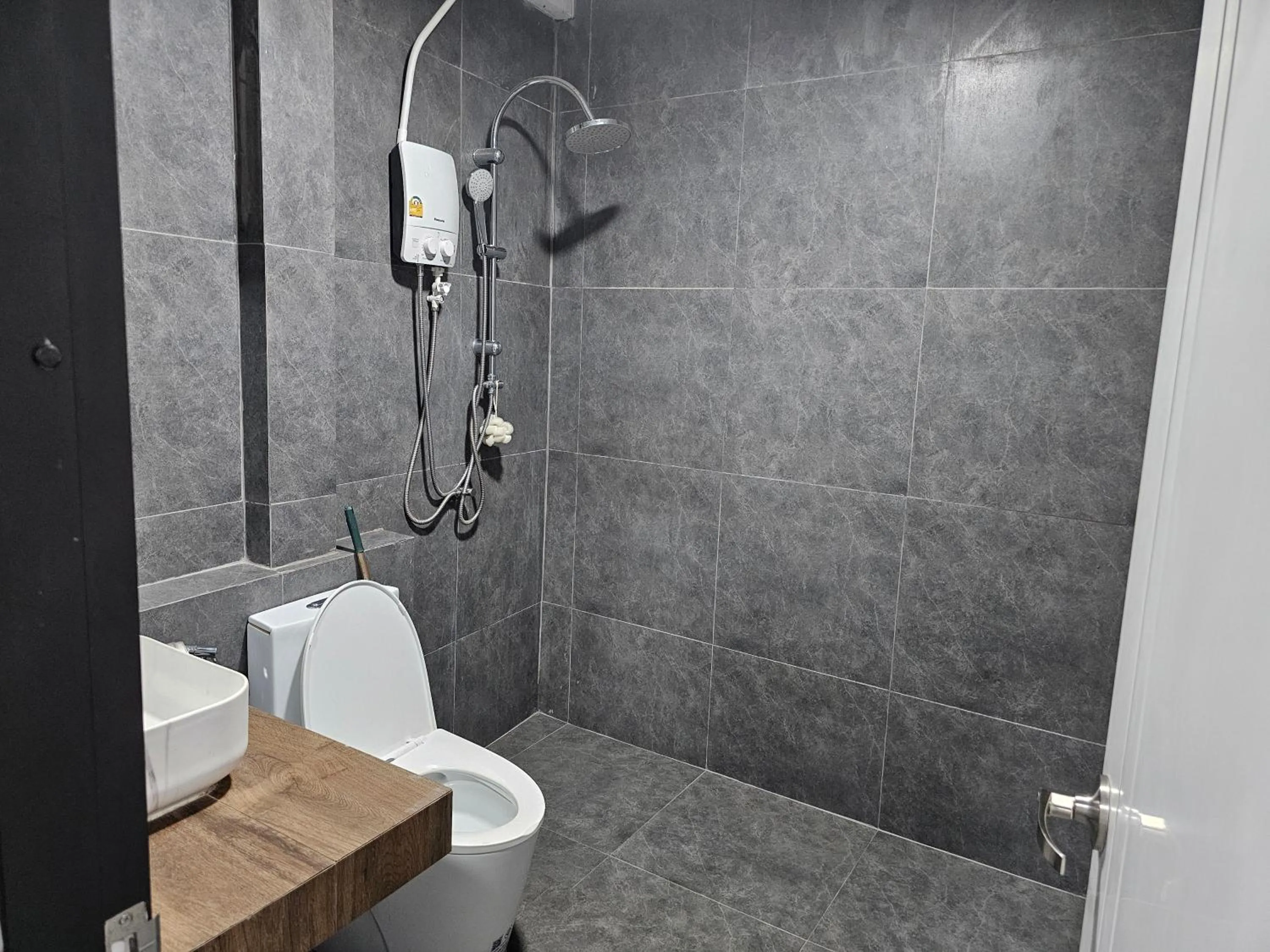 Shower in Urban Jungle Social