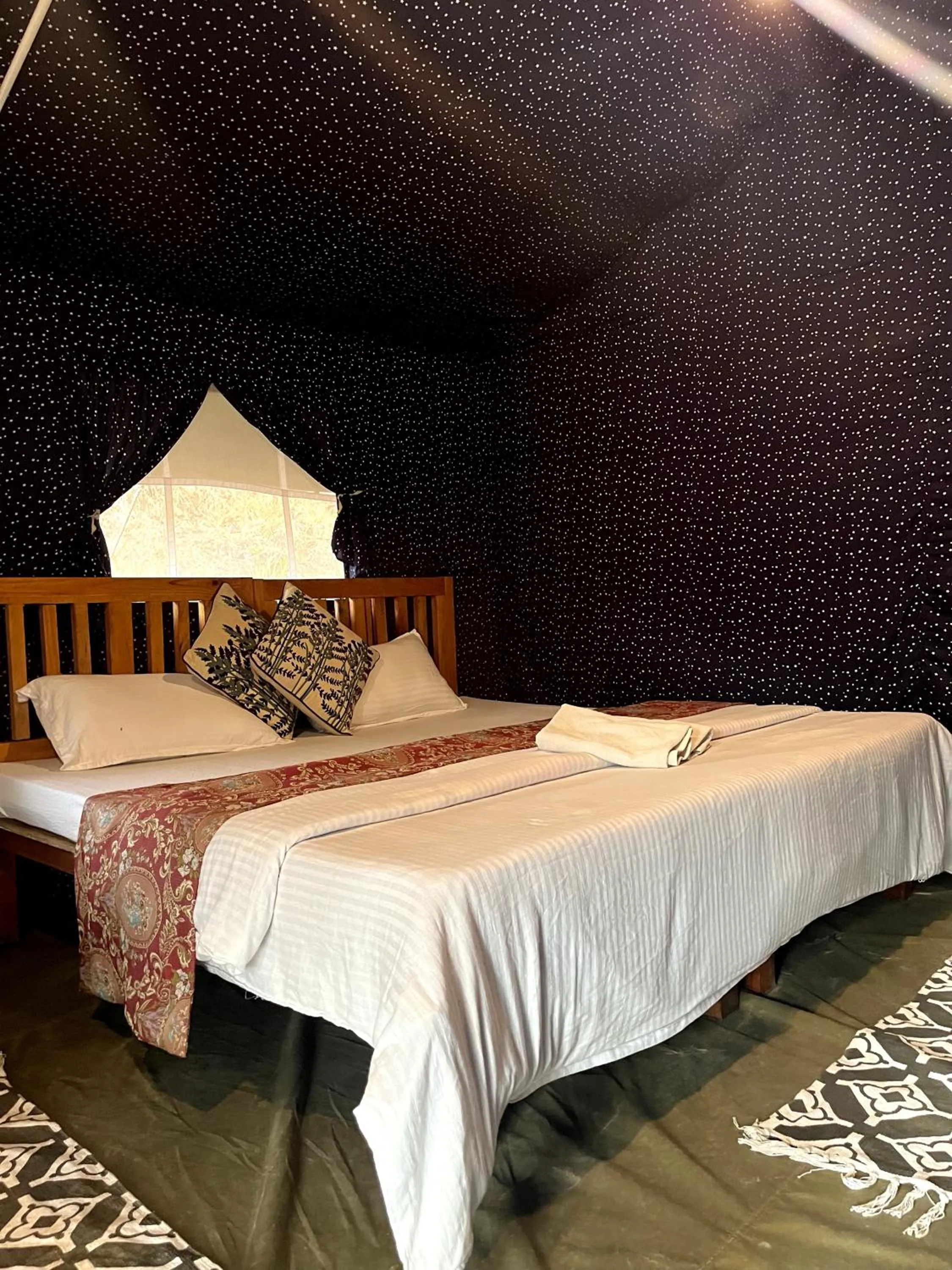 Photo of the whole room, Bed in Glampinn Woods