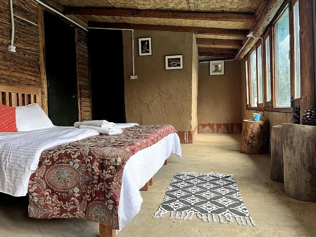 Photo of the whole room, Bed in Glampinn Woods