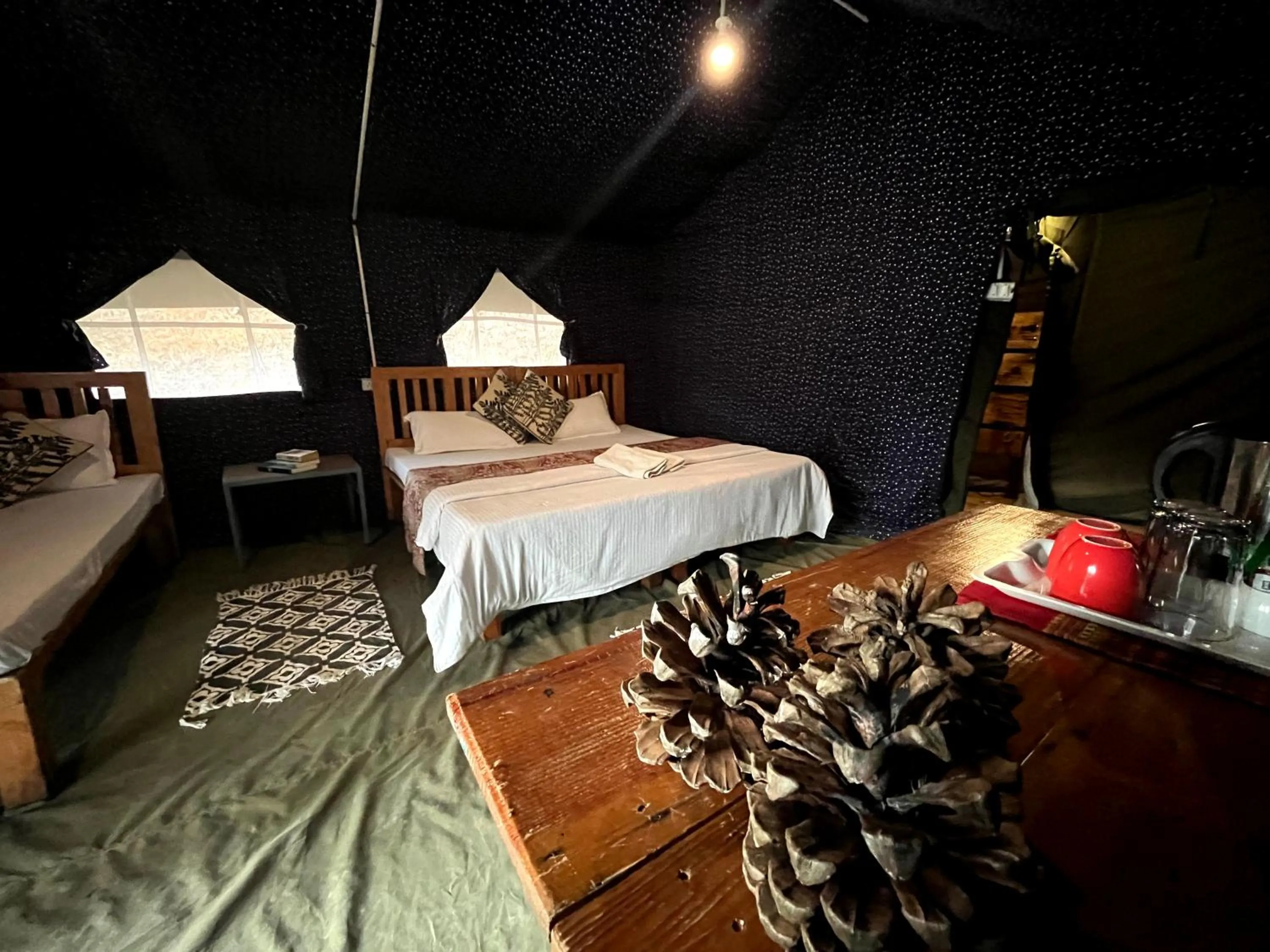 Photo of the whole room, Bed in Glampinn Woods