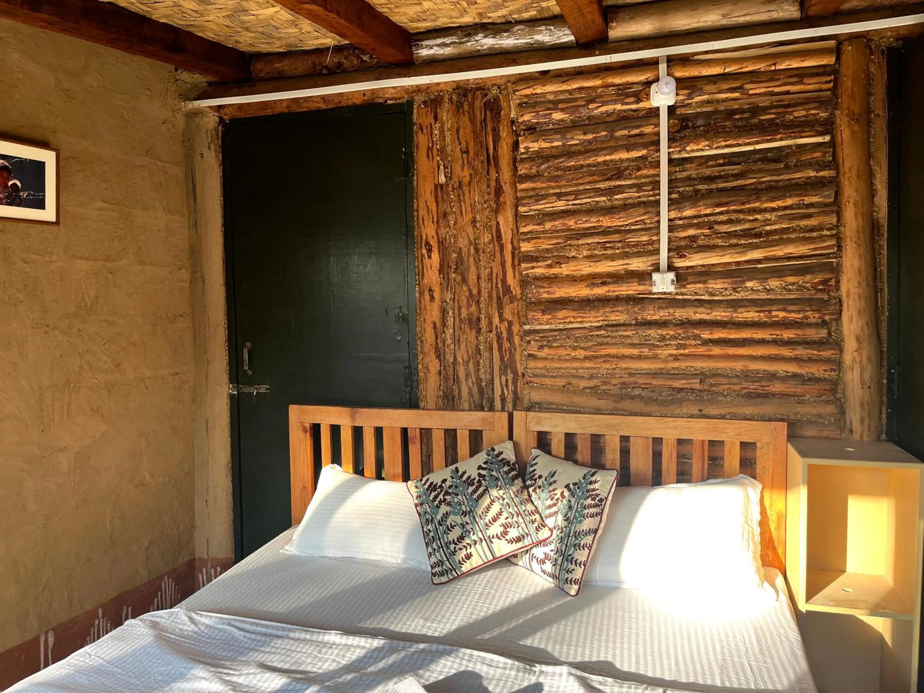 Photo of the whole room, Bed in Glampinn Woods