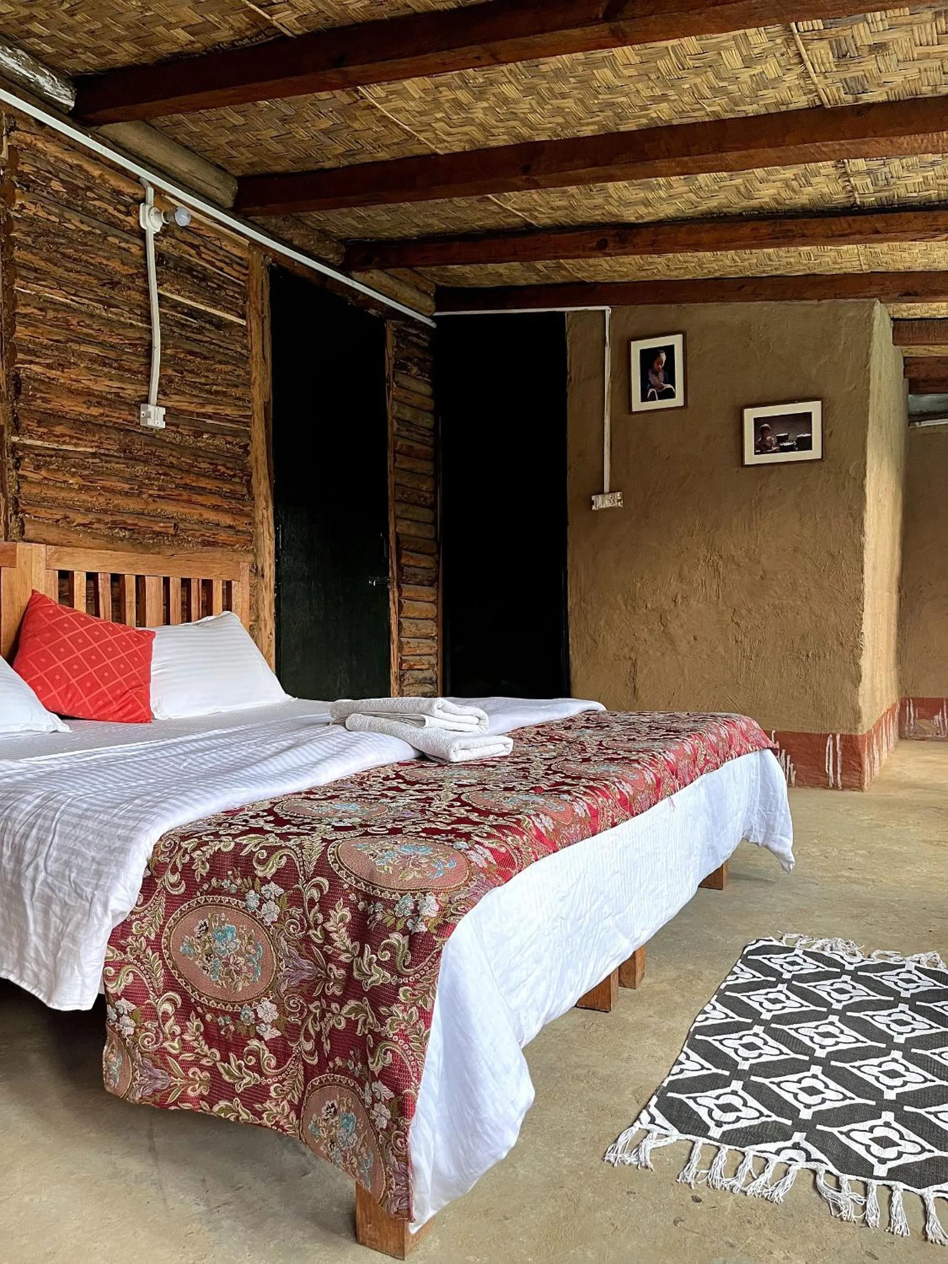Photo of the whole room, Bed in Glampinn Woods