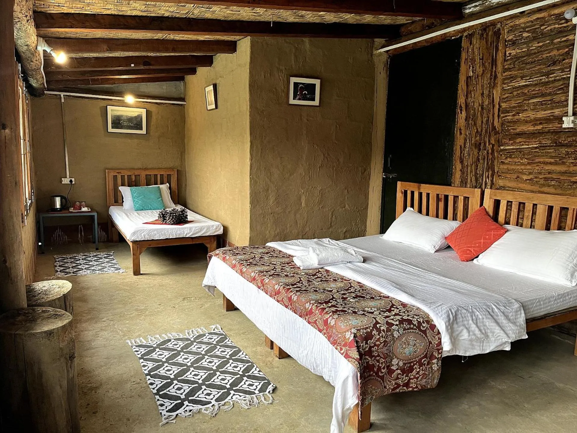 Photo of the whole room, Bed in Glampinn Woods