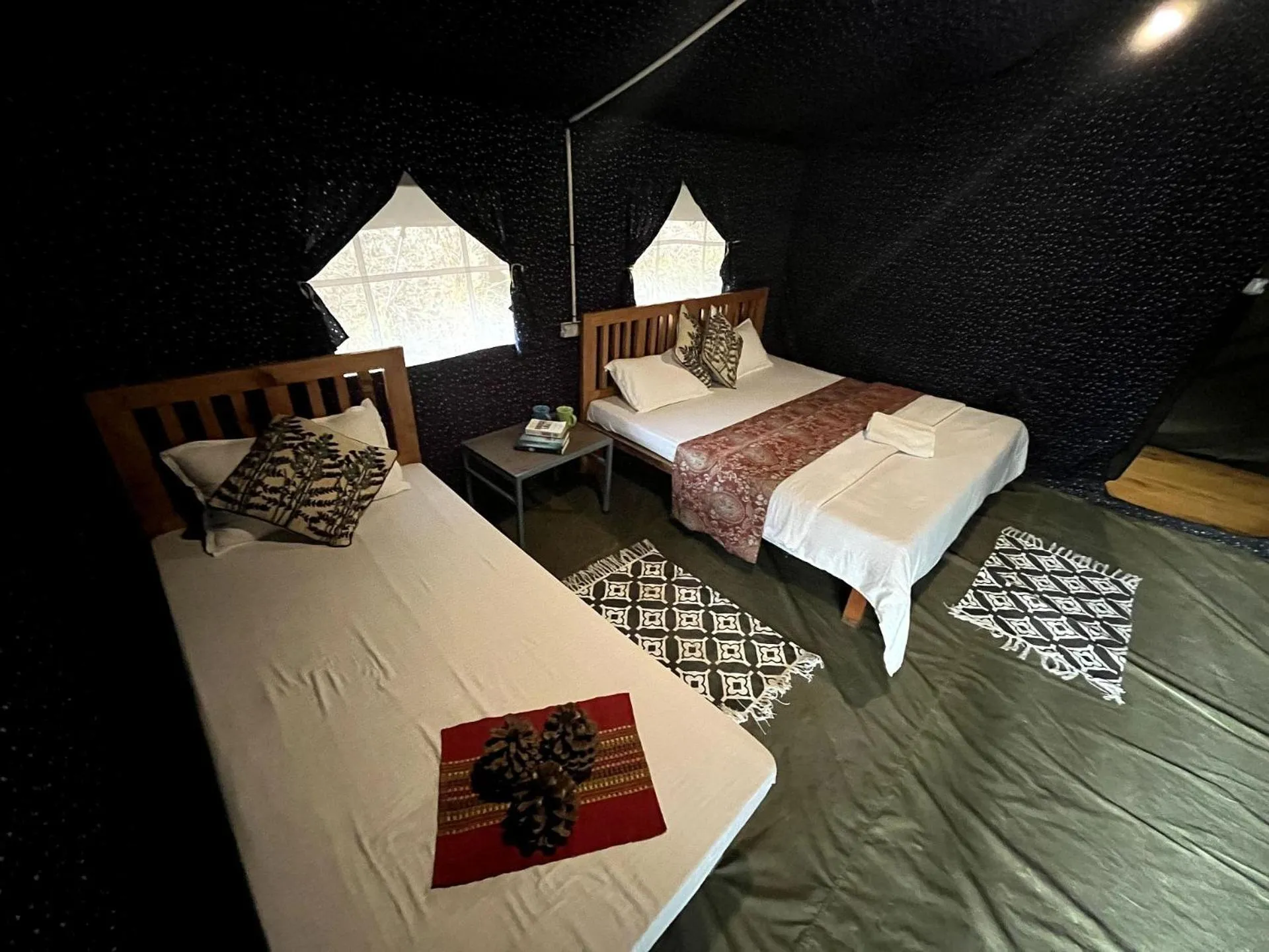 Photo of the whole room, Bed in Glampinn Woods