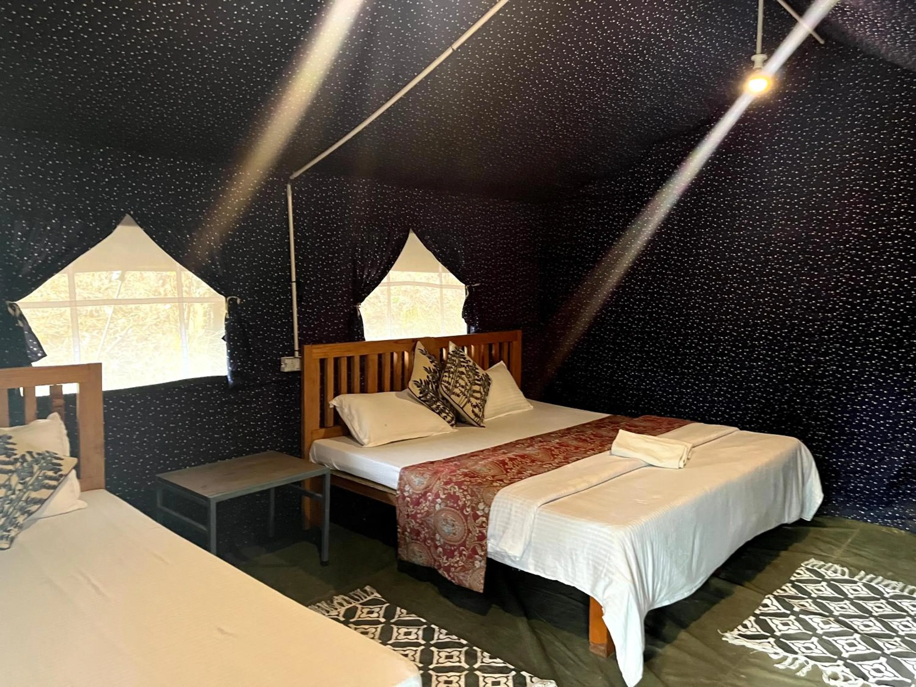 Photo of the whole room, Bed in Glampinn Woods