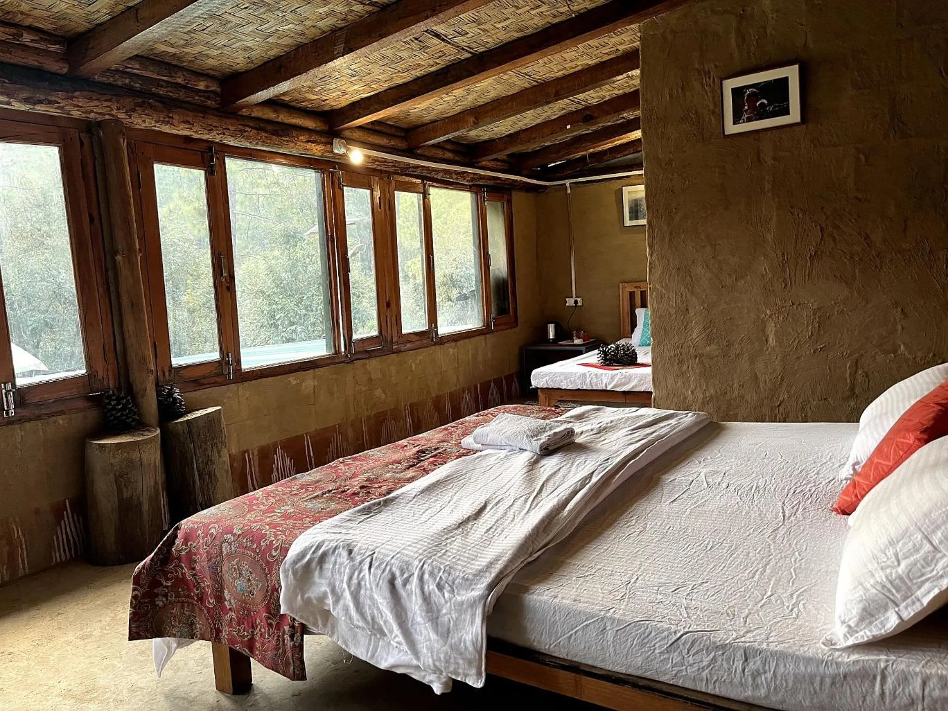 Photo of the whole room, Bed in Glampinn Woods