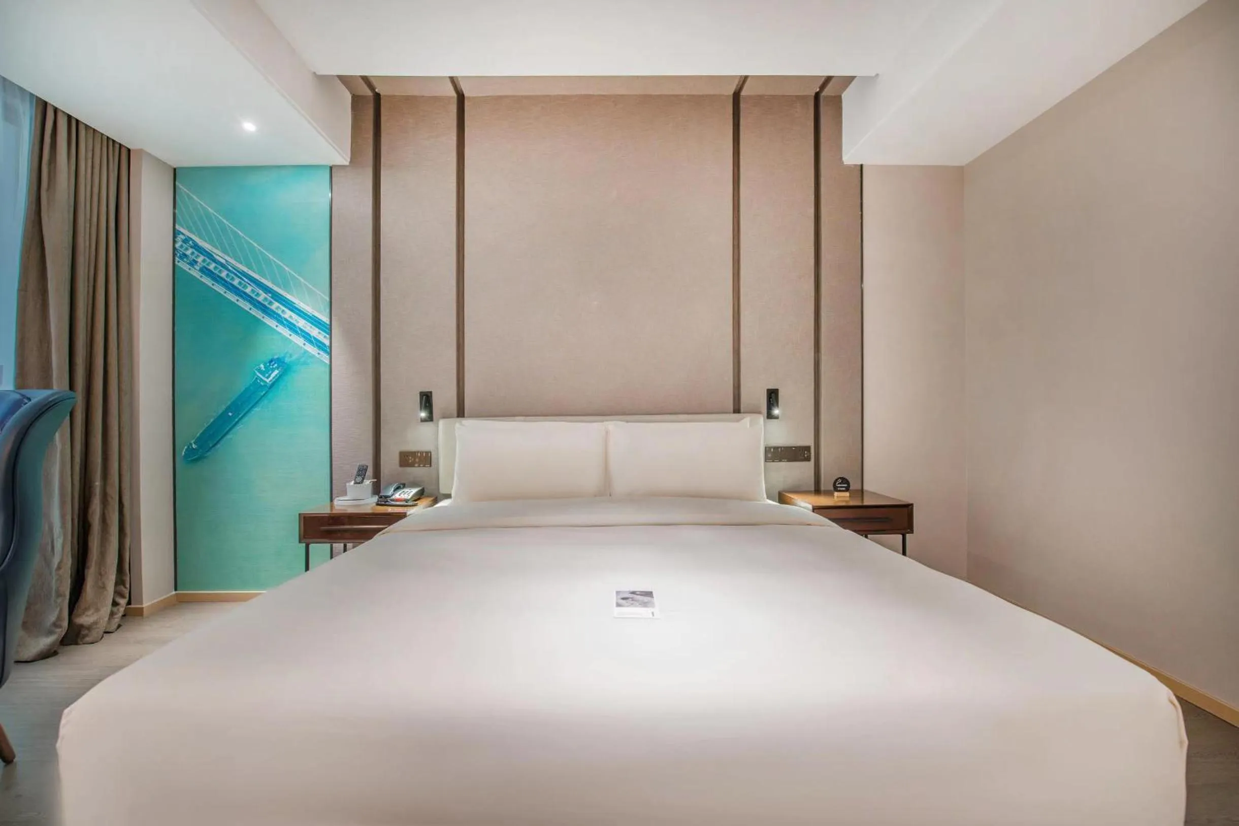 Photo of the whole room, Bed in Atour Hotel Guangzhou Sanyuanli-Guangzhou Baiyun Railway-Fiee Self-Service Laundry