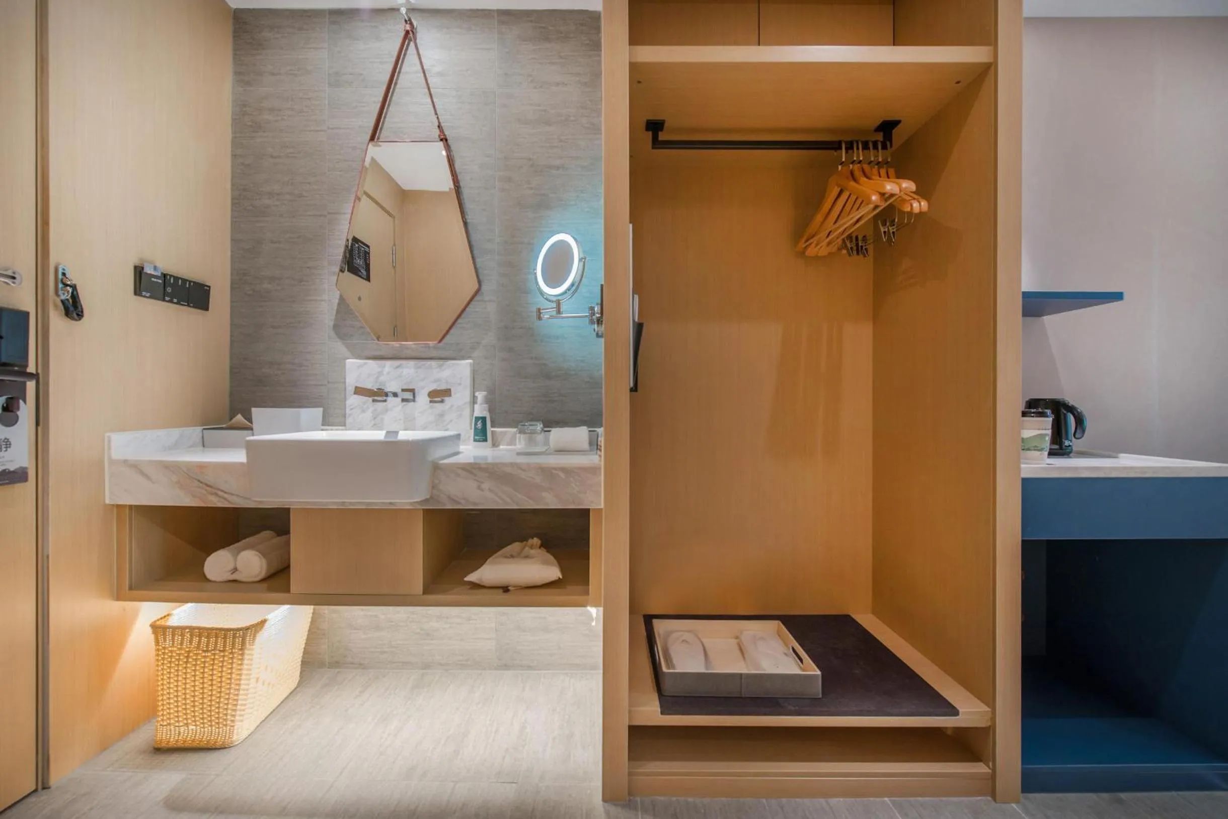 wardrobe in Atour Hotel Guangzhou Sanyuanli-Guangzhou Baiyun Railway-Fiee Self-Service Laundry