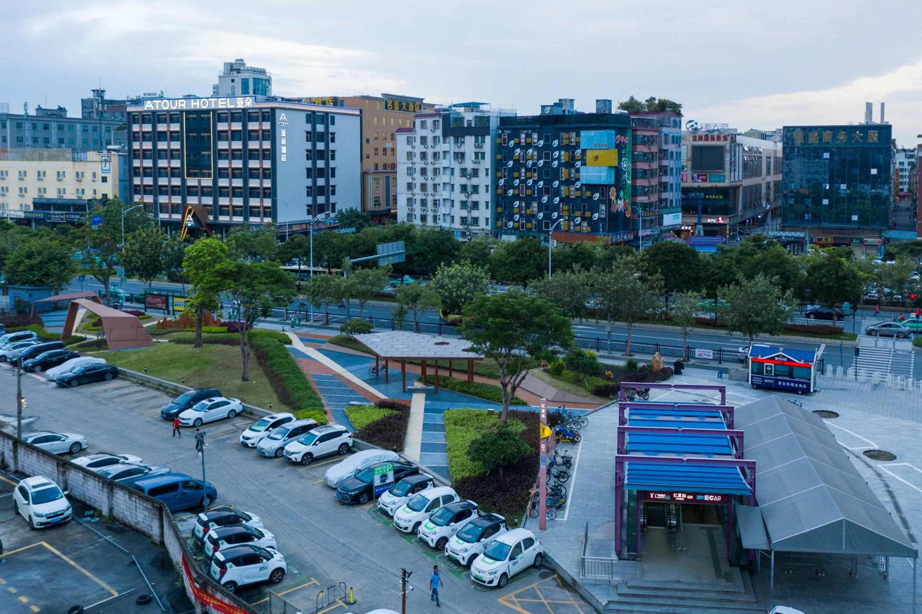 Property building in Atour Hotel Guangzhou Baiyun New Town Jiangxia Metro Station