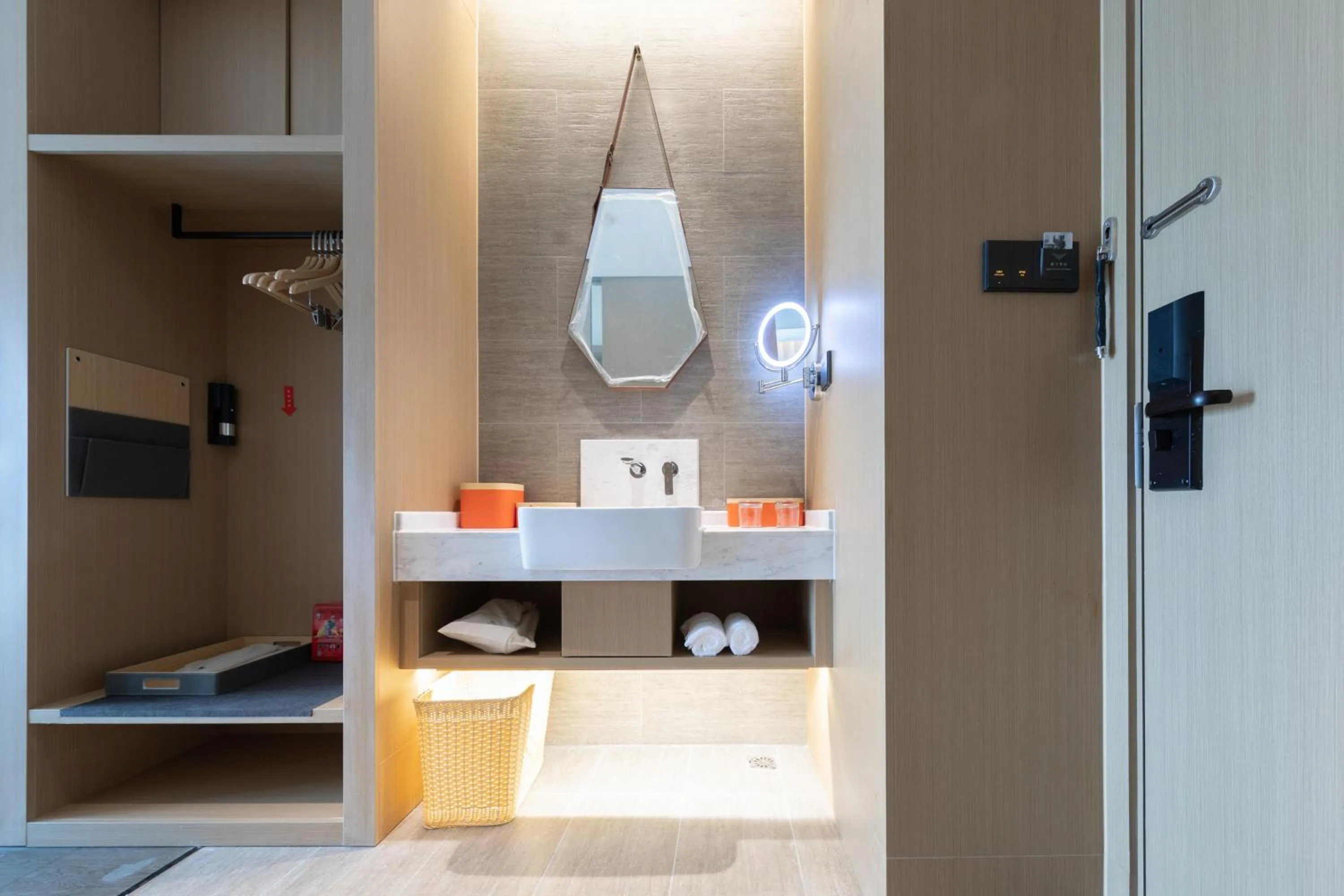 wardrobe in Atour Hotel Guangzhou South High-speed Railway Station