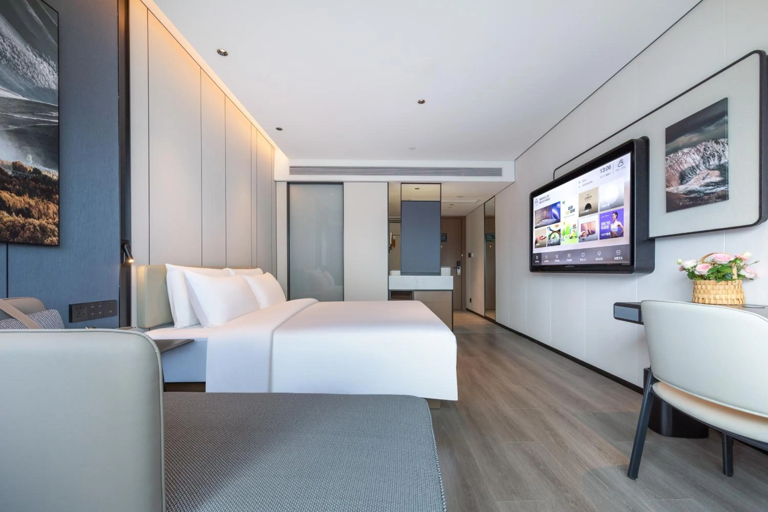 Photo of the whole room, Bed in Atour Hotel Guangzhou Zhujiang New Town Taikoo Hui