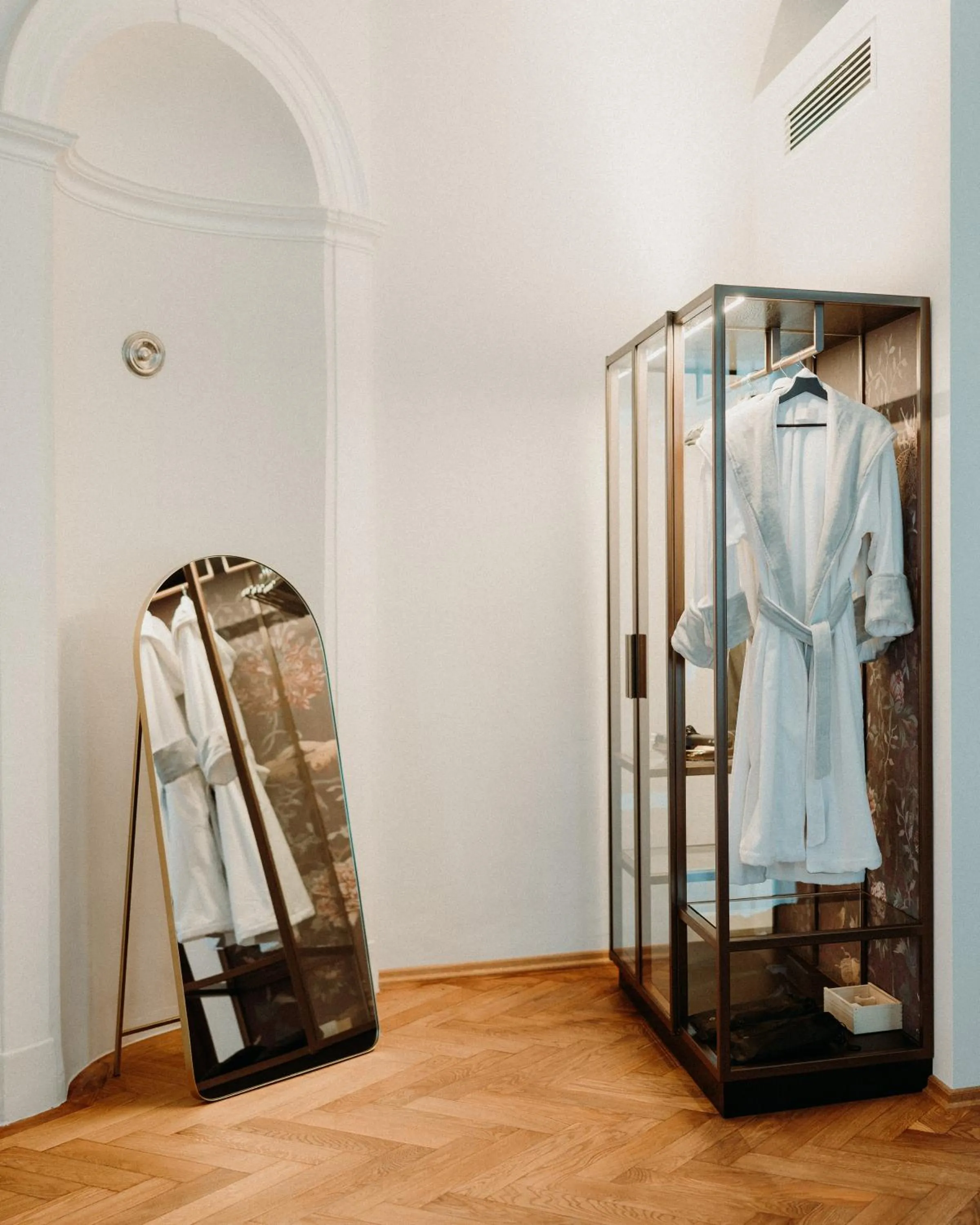 Photo of the whole room in META SUITES historic city living