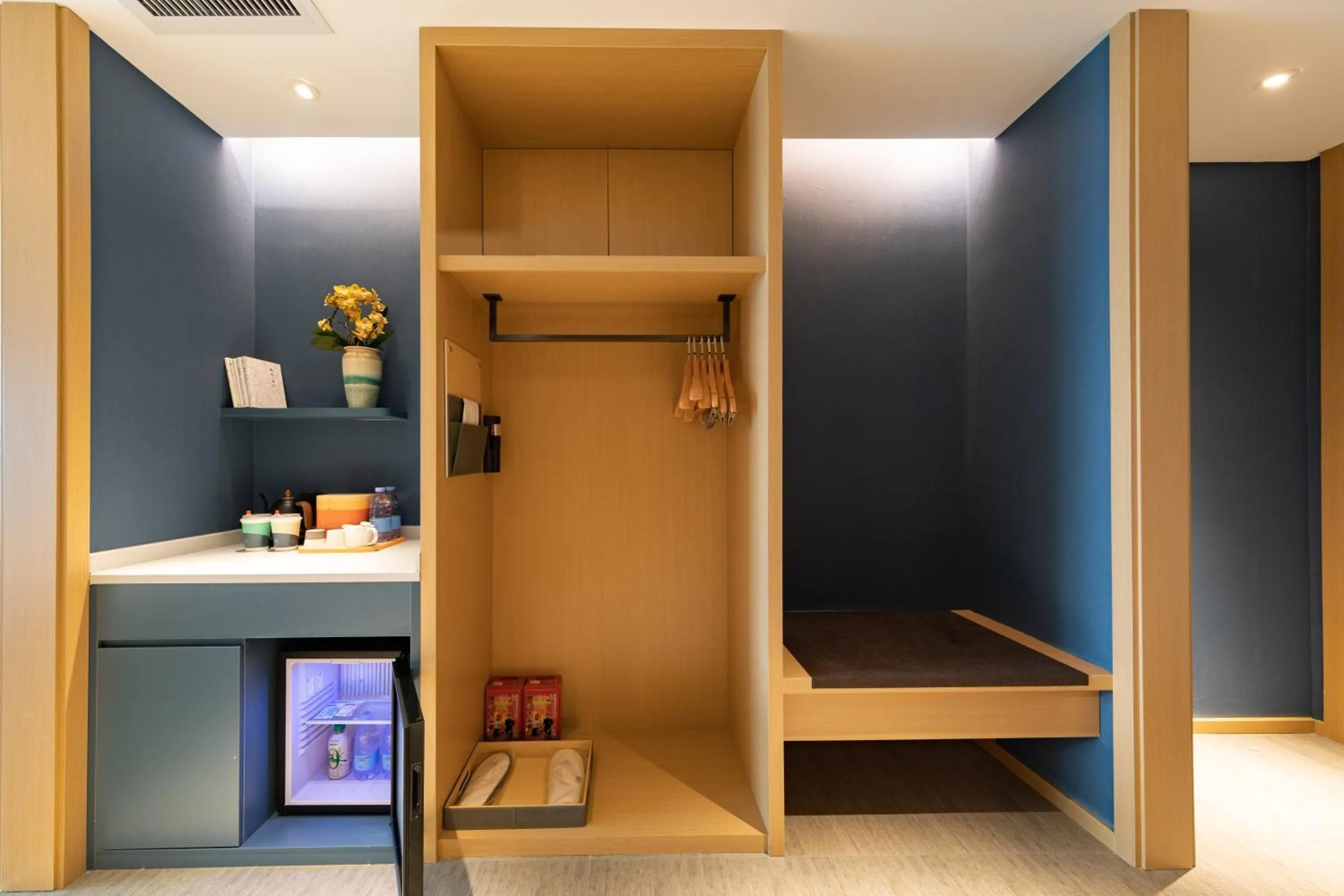 wardrobe in Atour Hotel Foshan Shunde Happy Coast