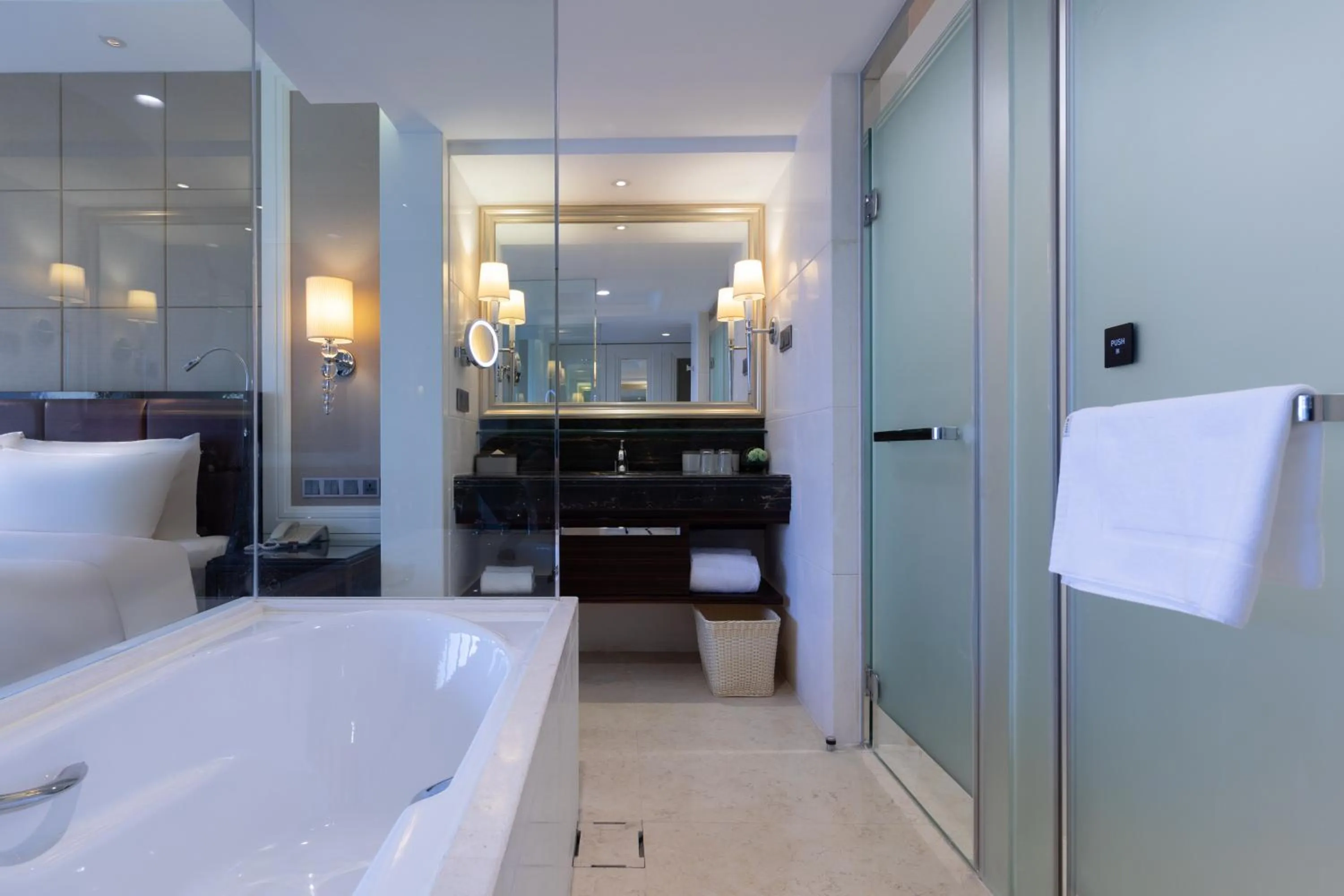 Bath, Bed in Atour X Hotel Huizhou Huiyang Municipal Plaza