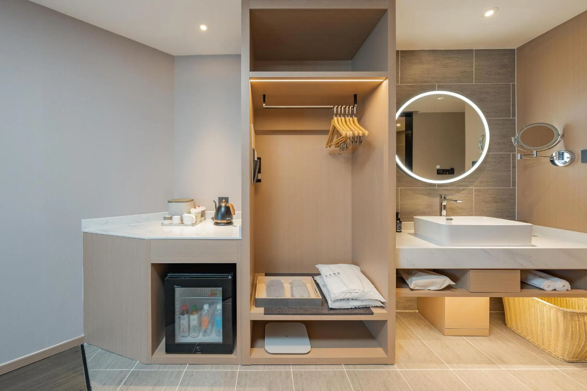 wardrobe in Atour Hotel Chongqing North Railway Station