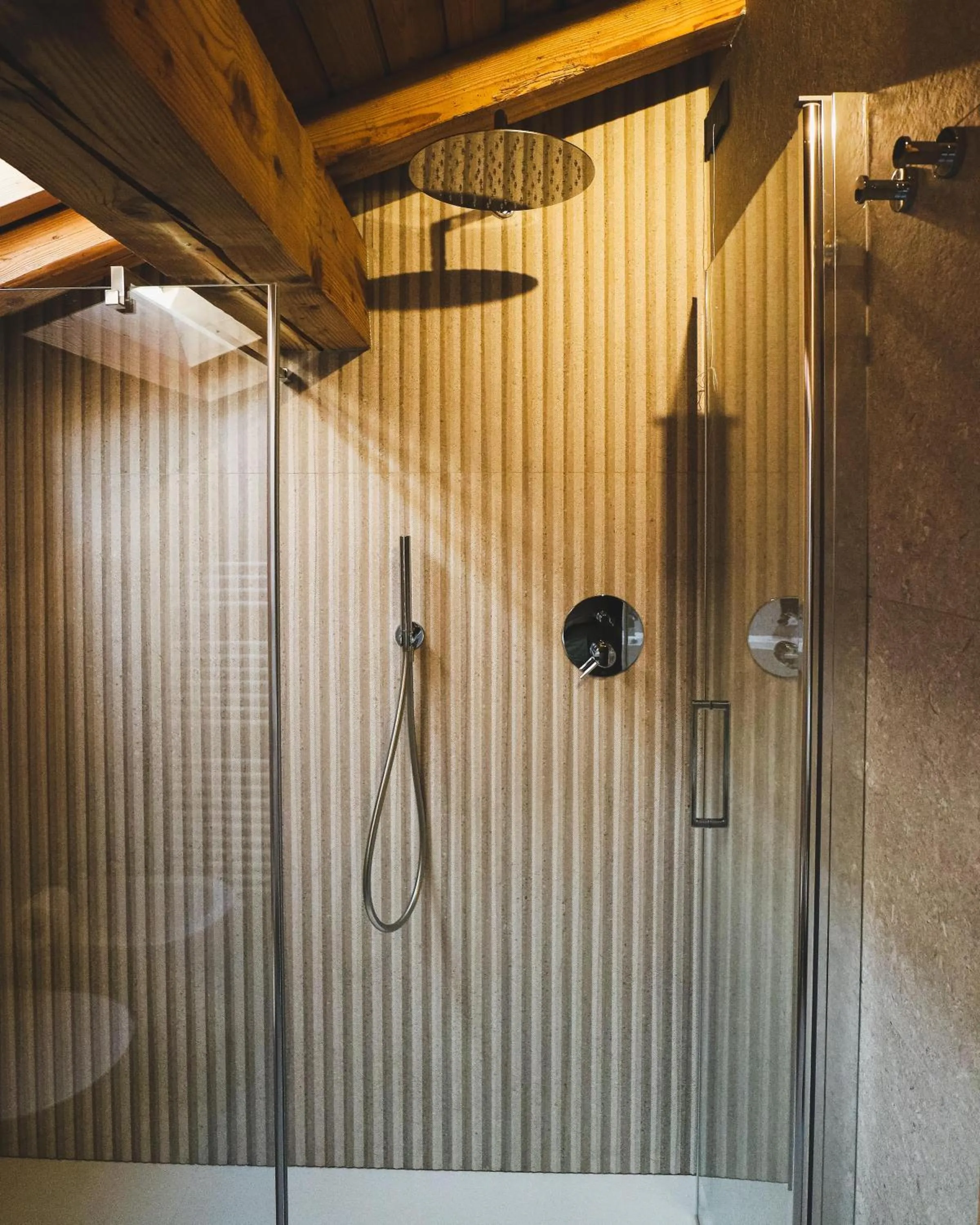 Shower in Naturae Lodge Wellness & Spa