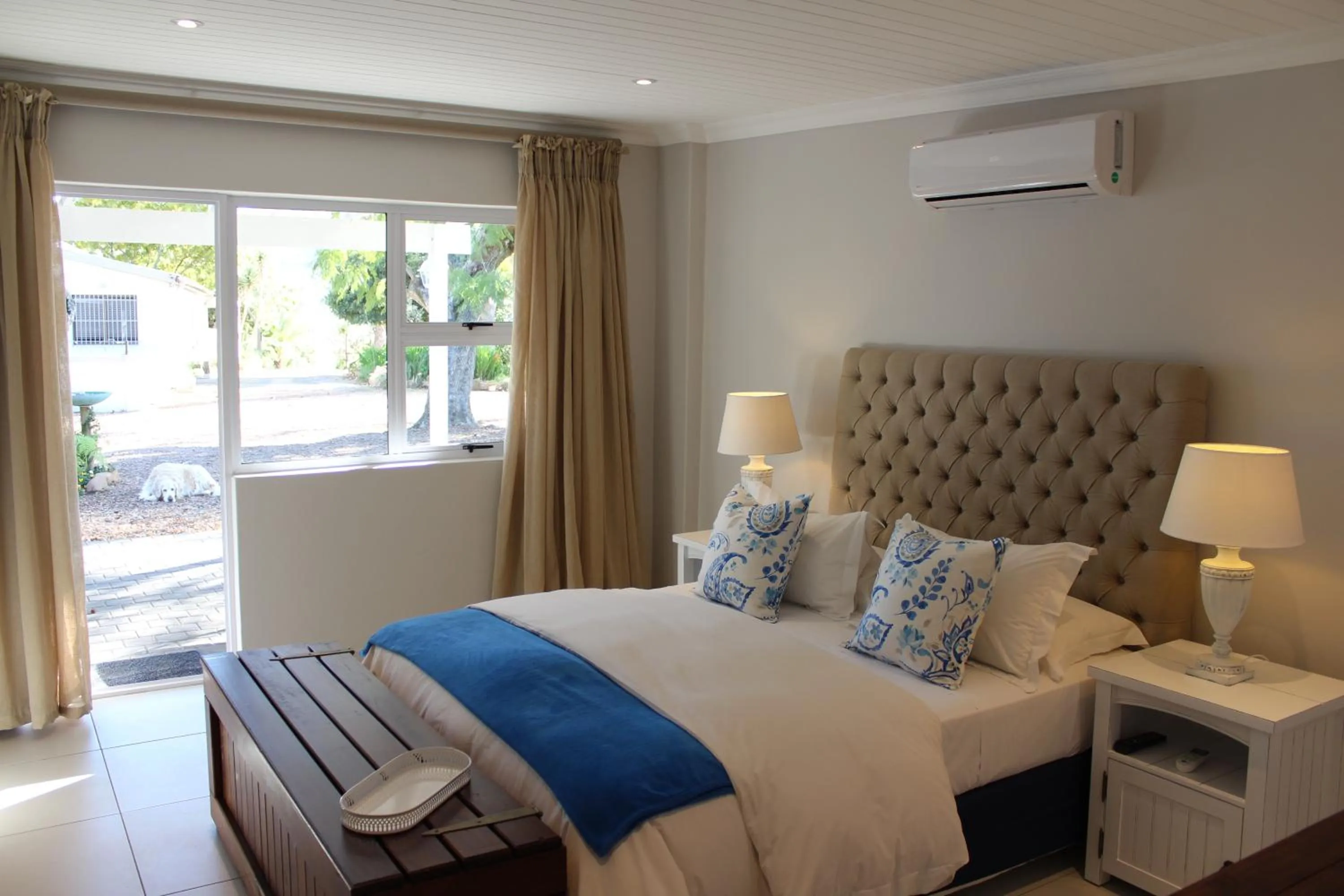 Garden view, Bed in Nuwerus Lodge Paarl