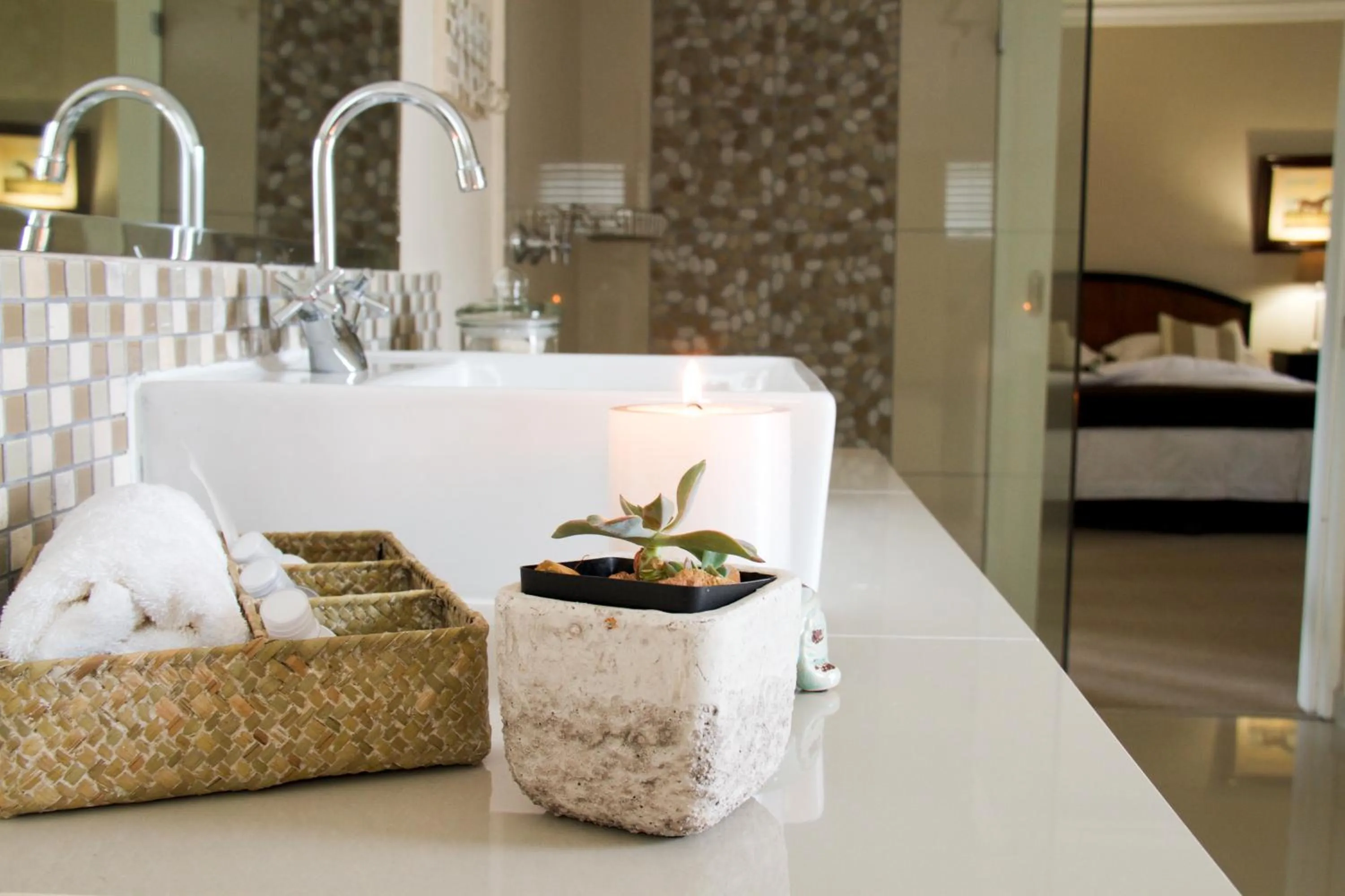 Bathroom, Bed in Nuwerus Lodge Paarl