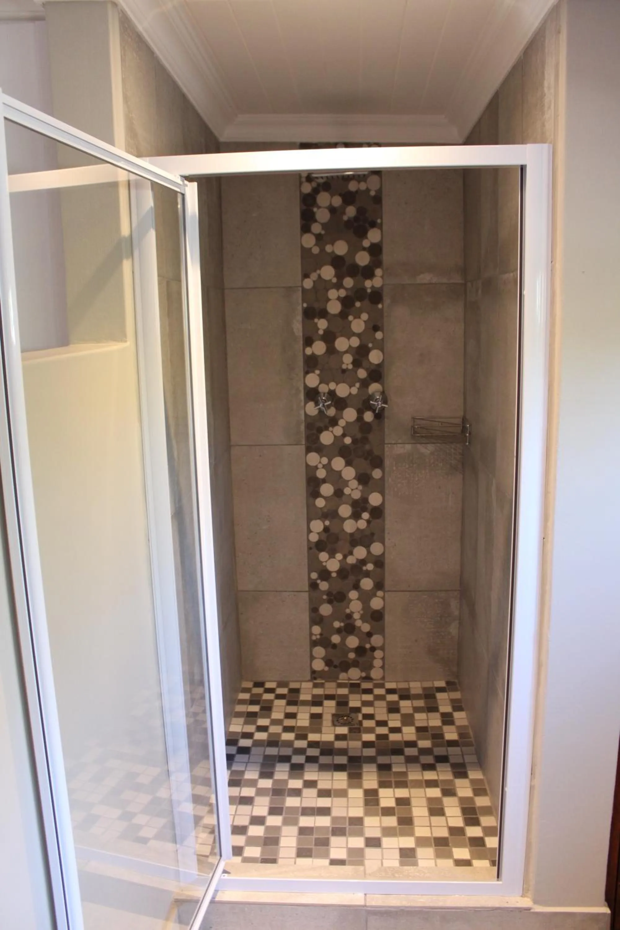 Shower in Nuwerus Lodge Paarl