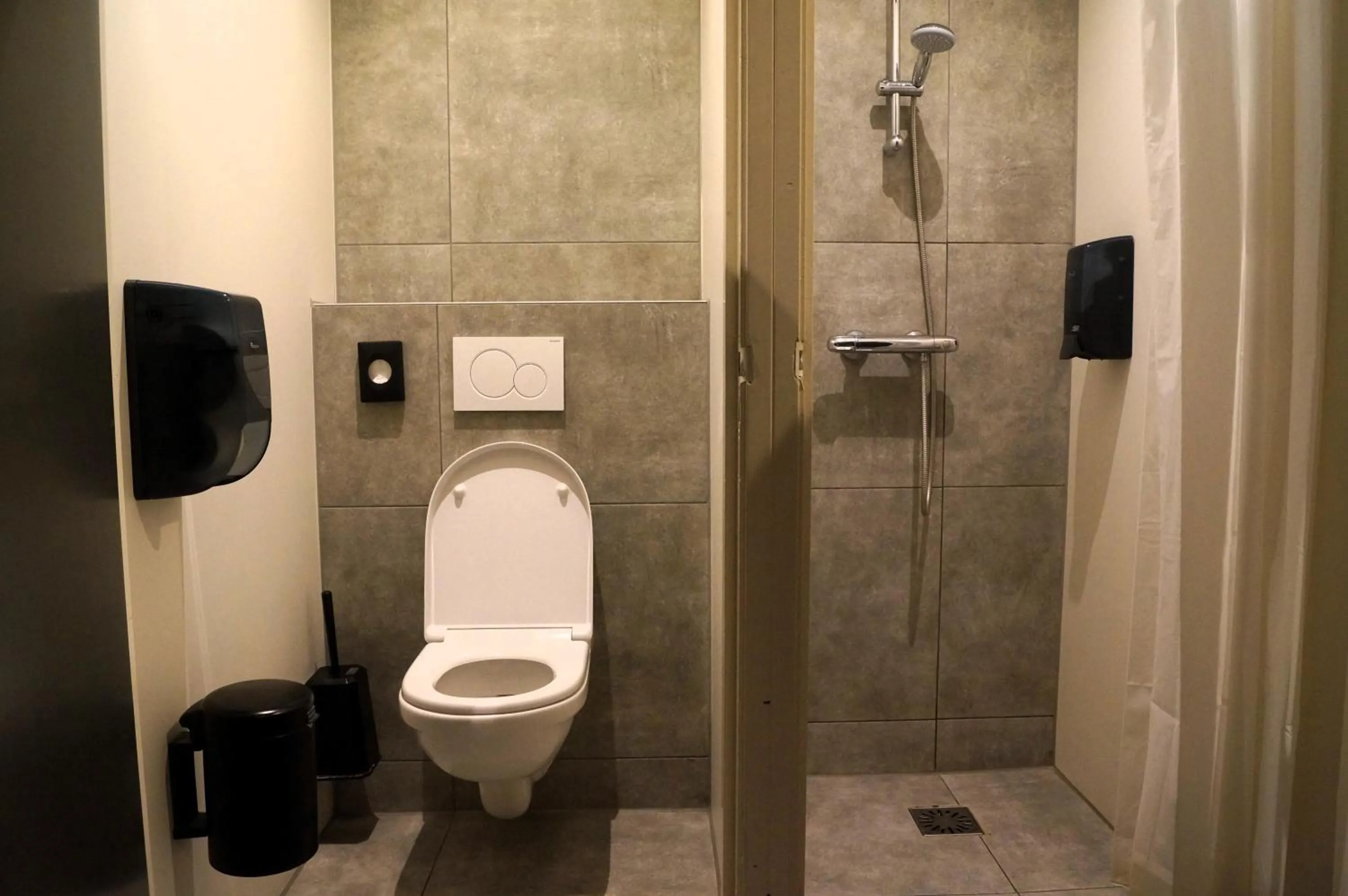 Shower in Herberg, Het Wapen van Tilburg