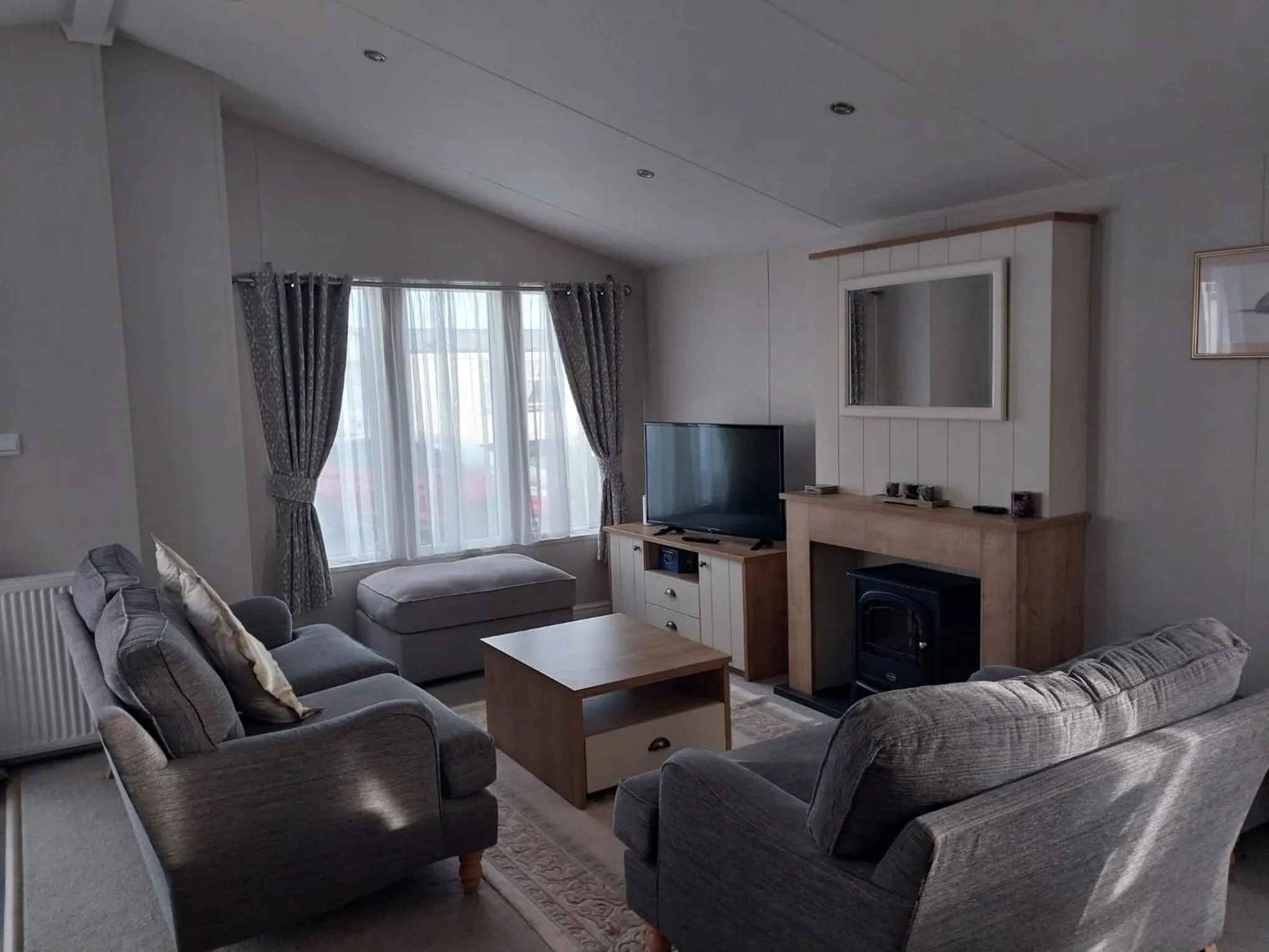 TV and multimedia in Beach Lodge - 5 minute walk to the sandy beach