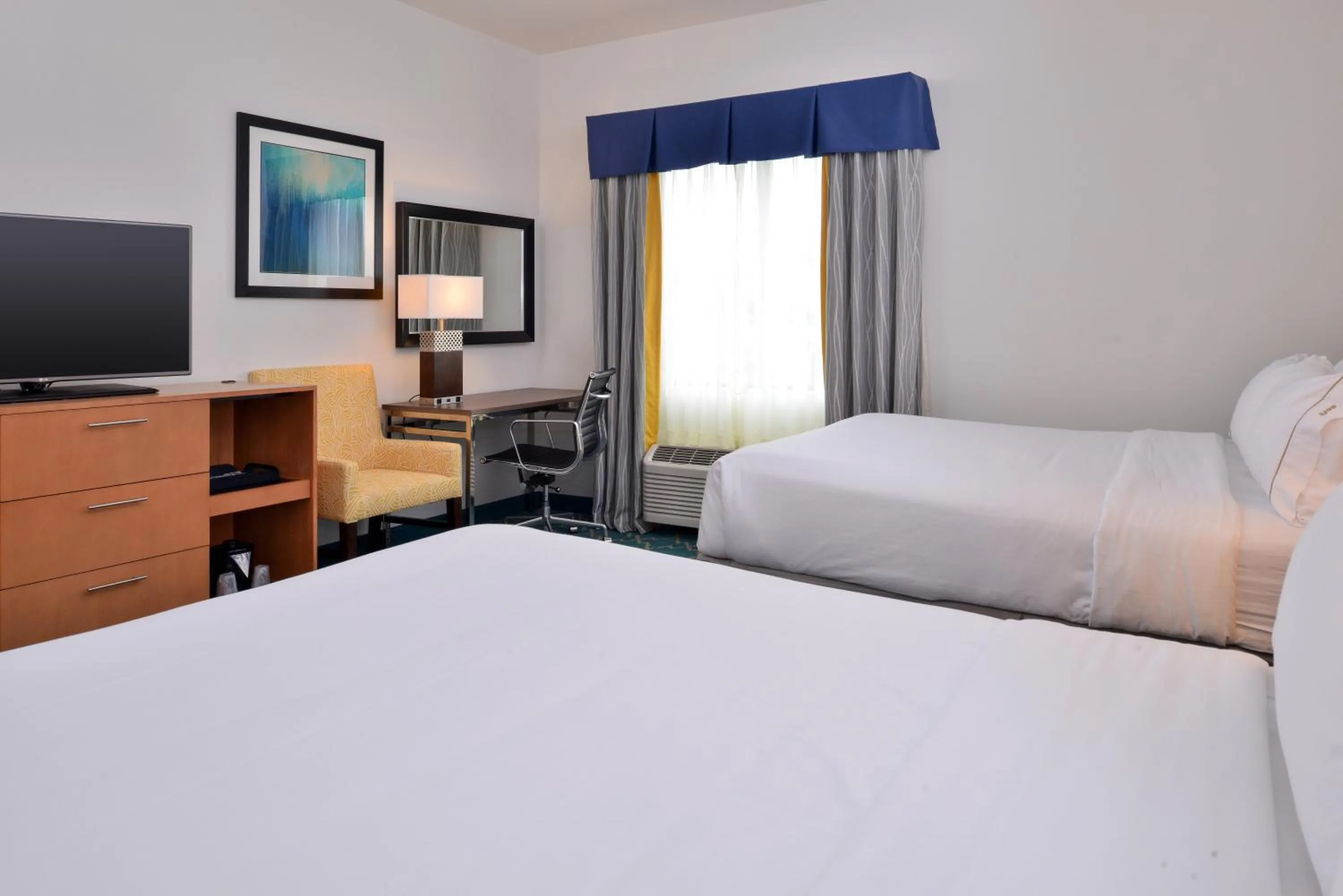 Photo of the whole room, Bed in Holiday Inn Express and Suites West Ocean City by IHG