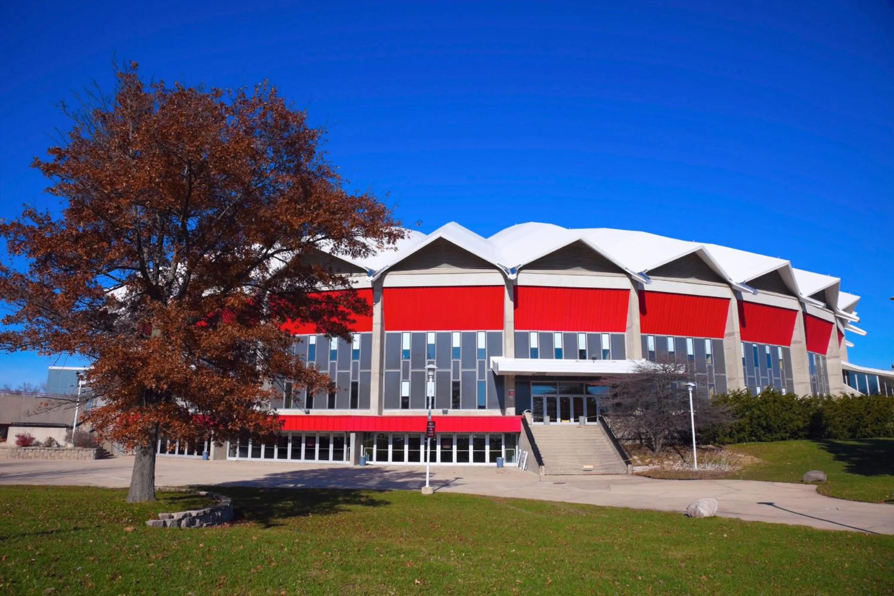 Area and facilities in Holiday Inn Express and Suites Madison Central by IHG
