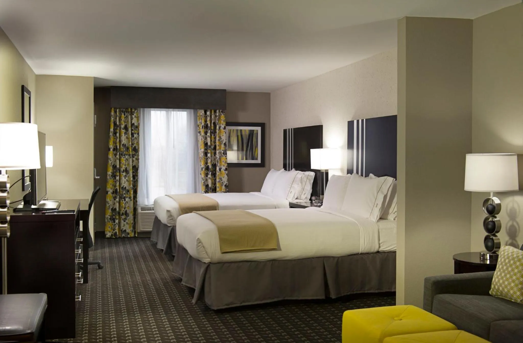 Photo of the whole room, Bed in Holiday Inn Express and Suites Madison Central by IHG