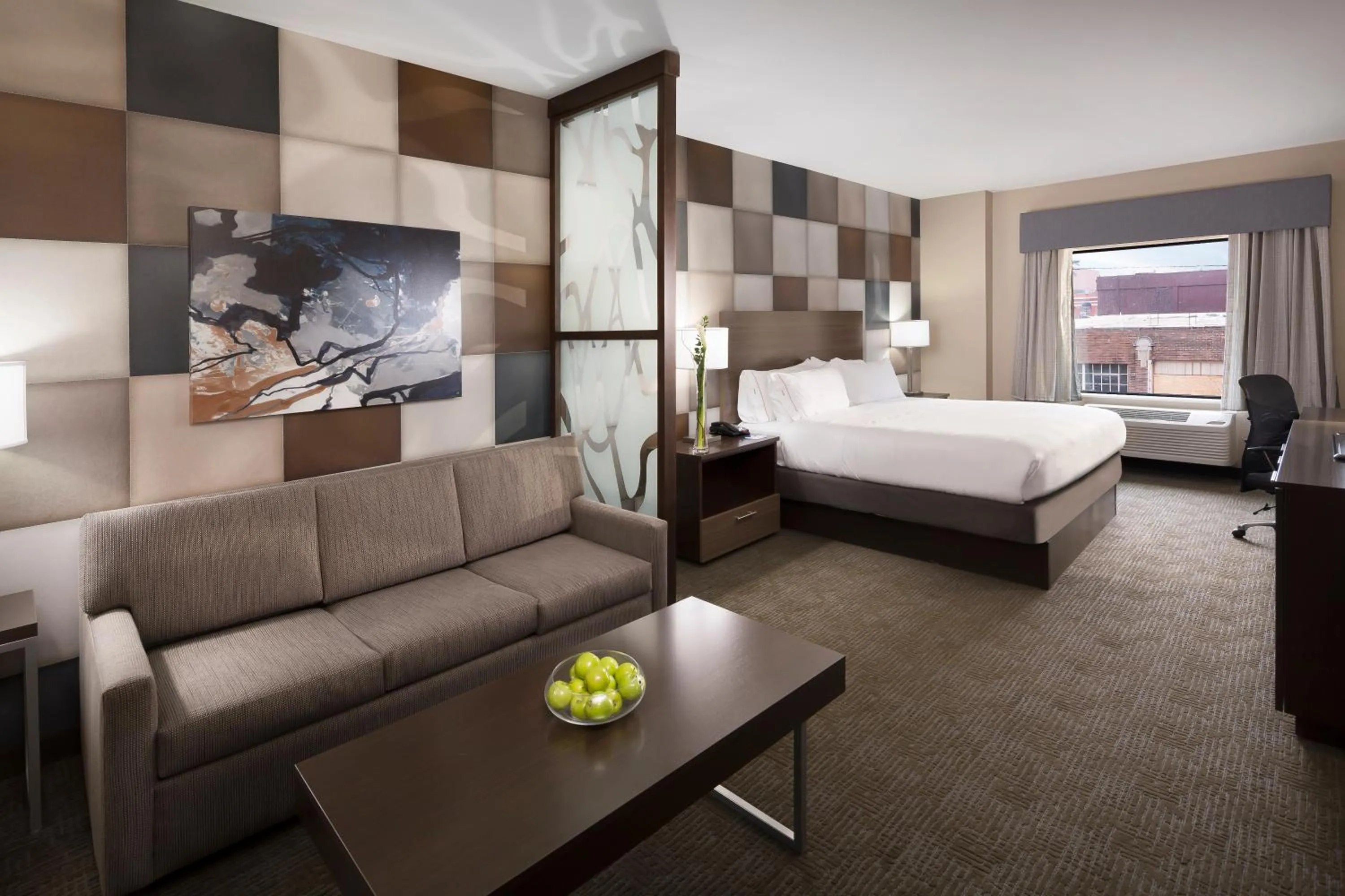 Photo of the whole room, Bed in Holiday Inn Express & Suites Oklahoma City Downtown - Bricktown by IHG