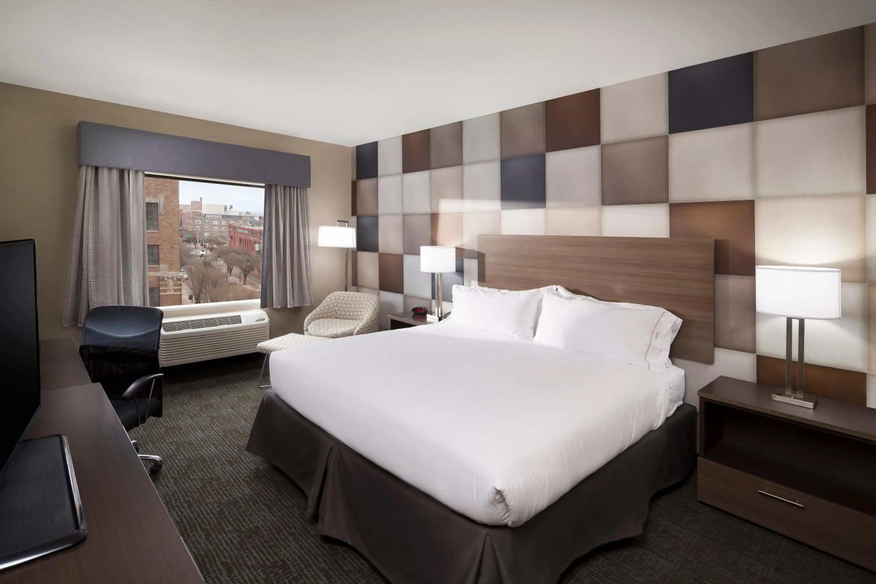 Photo of the whole room, Bed in Holiday Inn Express & Suites Oklahoma City Downtown - Bricktown by IHG