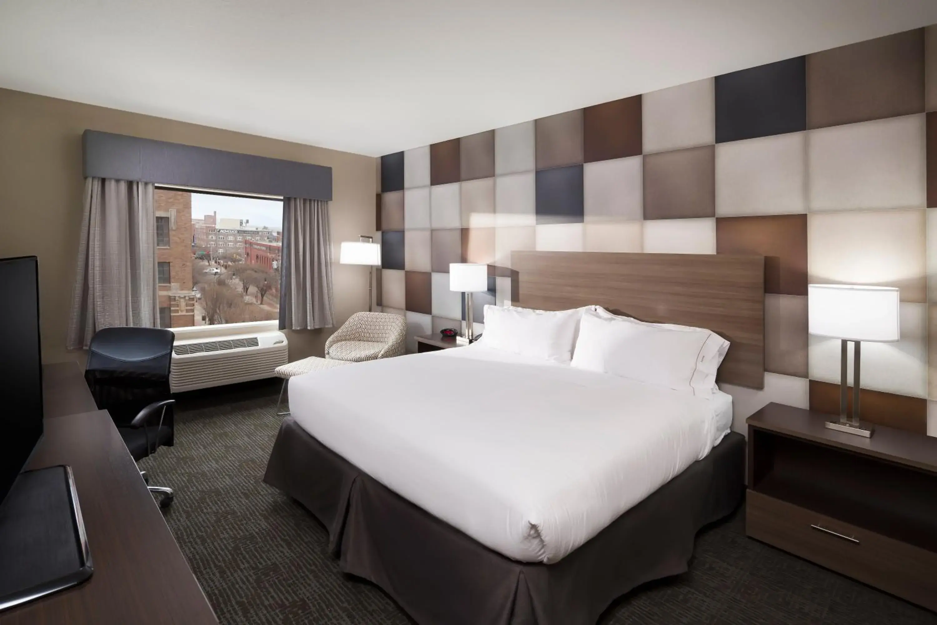 Standard King Room with Roll-In Shower - Communications Access in Holiday Inn Express & Suites Oklahoma City Downtown - Bricktown by IHG Standard King Room with Roll-In Shower - Communications Access in Holiday Inn Express & Suites Oklahoma City Downtown - Bricktown by IHG