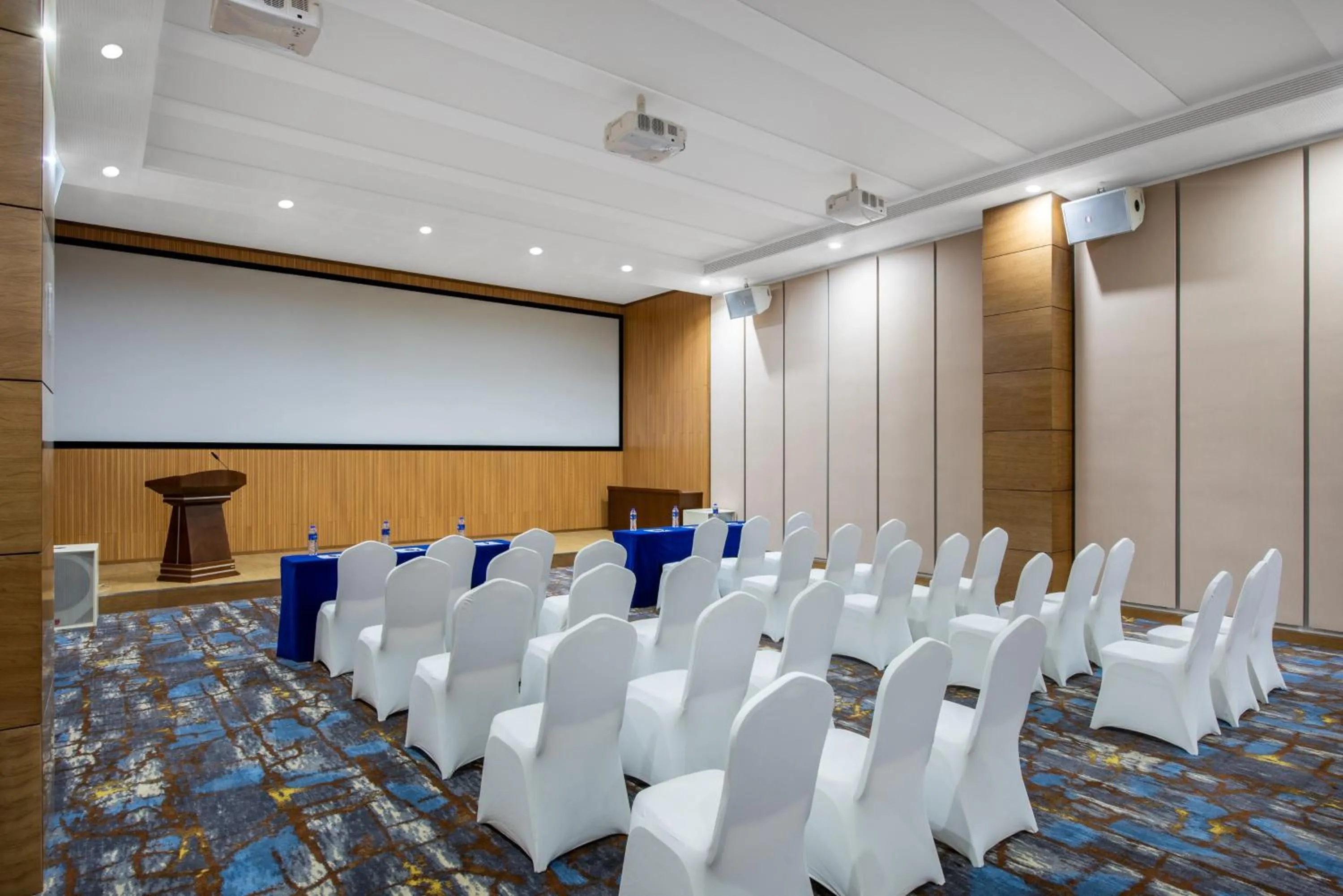 Meeting/conference room in Holiday Inn Express Ordos Dongsheng by IHG