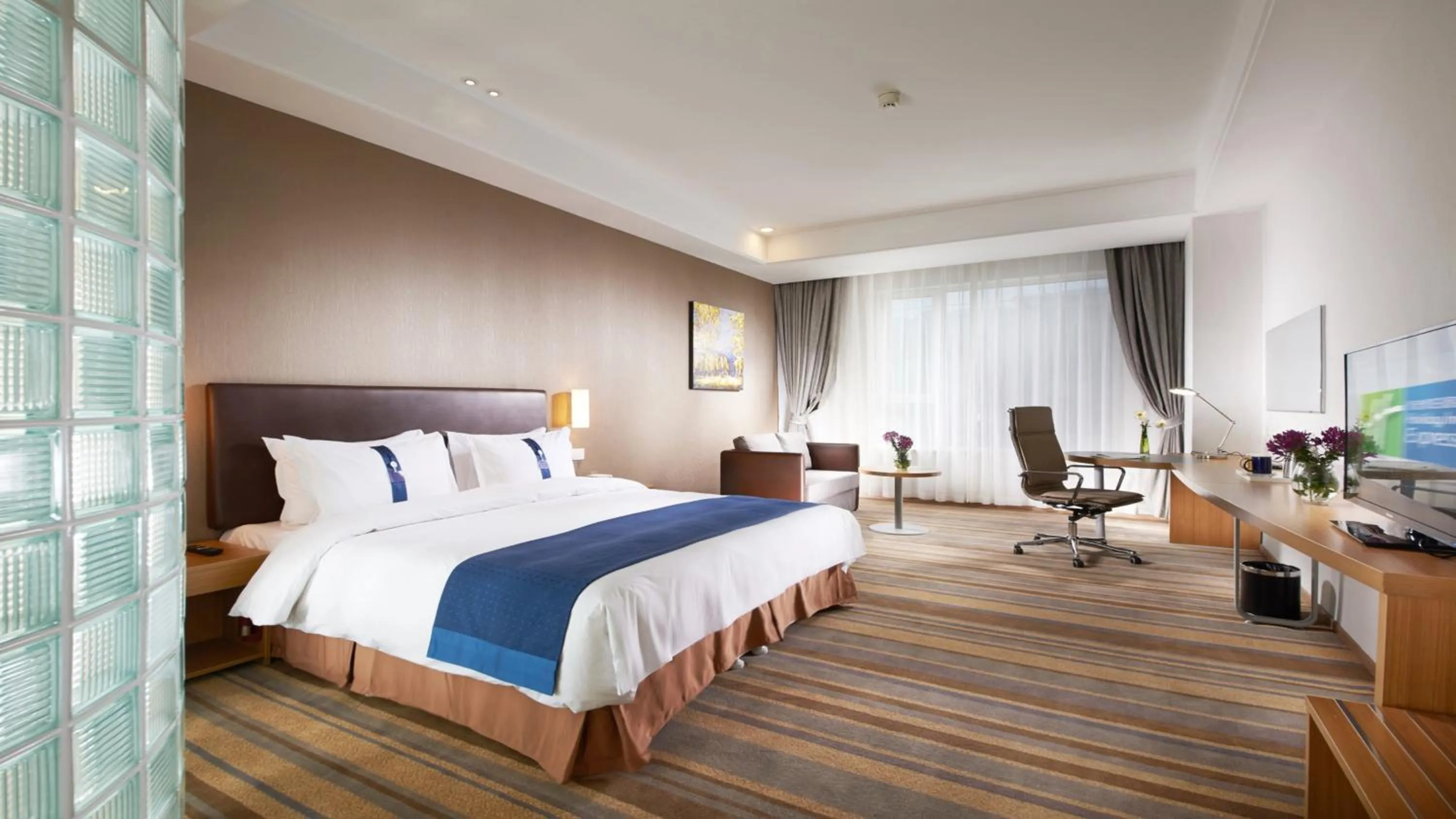 Photo of the whole room, Bed in Holiday Inn Express Ordos Dongsheng by IHG