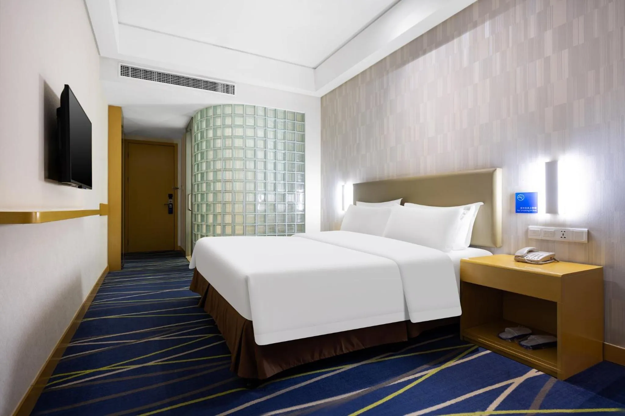 Photo of the whole room, Bed in Holiday Inn Express Zhengzhou Airport by IHG