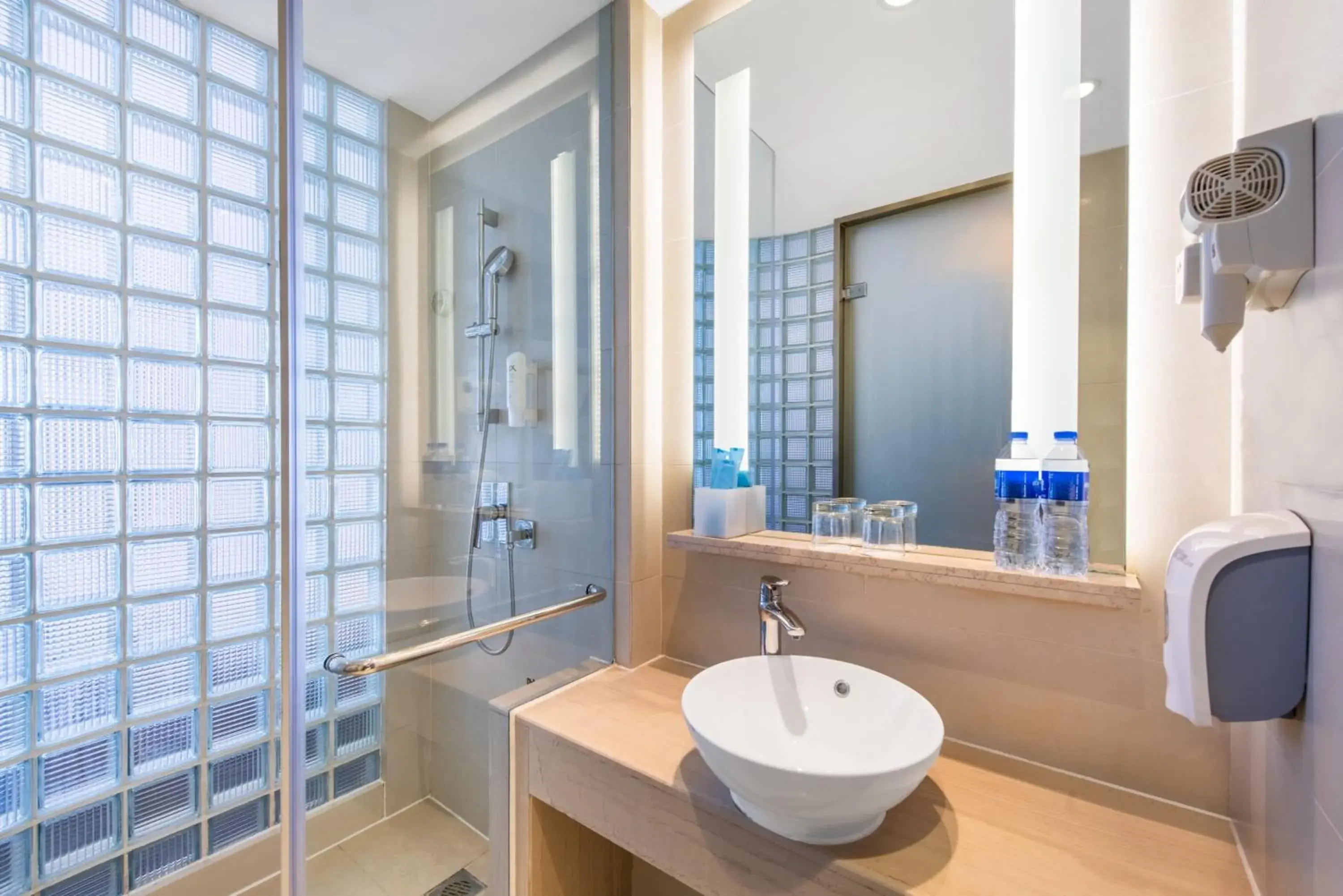 Photo of the whole room in Holiday Inn Express Zhengzhou Airport by IHG Photo of the whole room in Holiday Inn Express Zhengzhou Airport by IHG