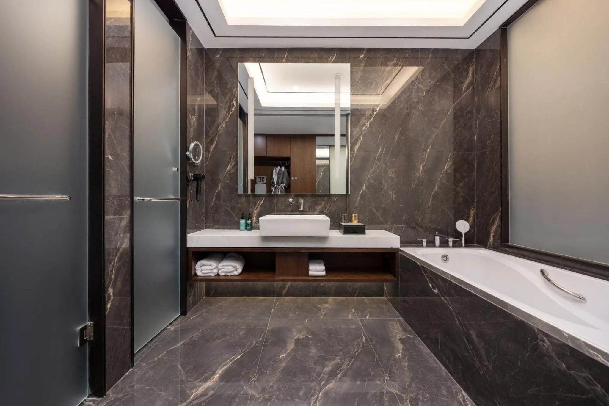 Photo of the whole room, Bed in Holiday Inn Express Zhengzhou Airport by IHG