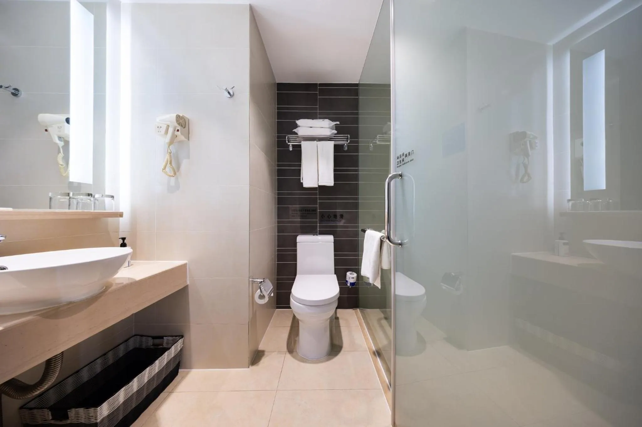 Photo of the whole room in Holiday Inn Express Zhengzhou Airport by IHG