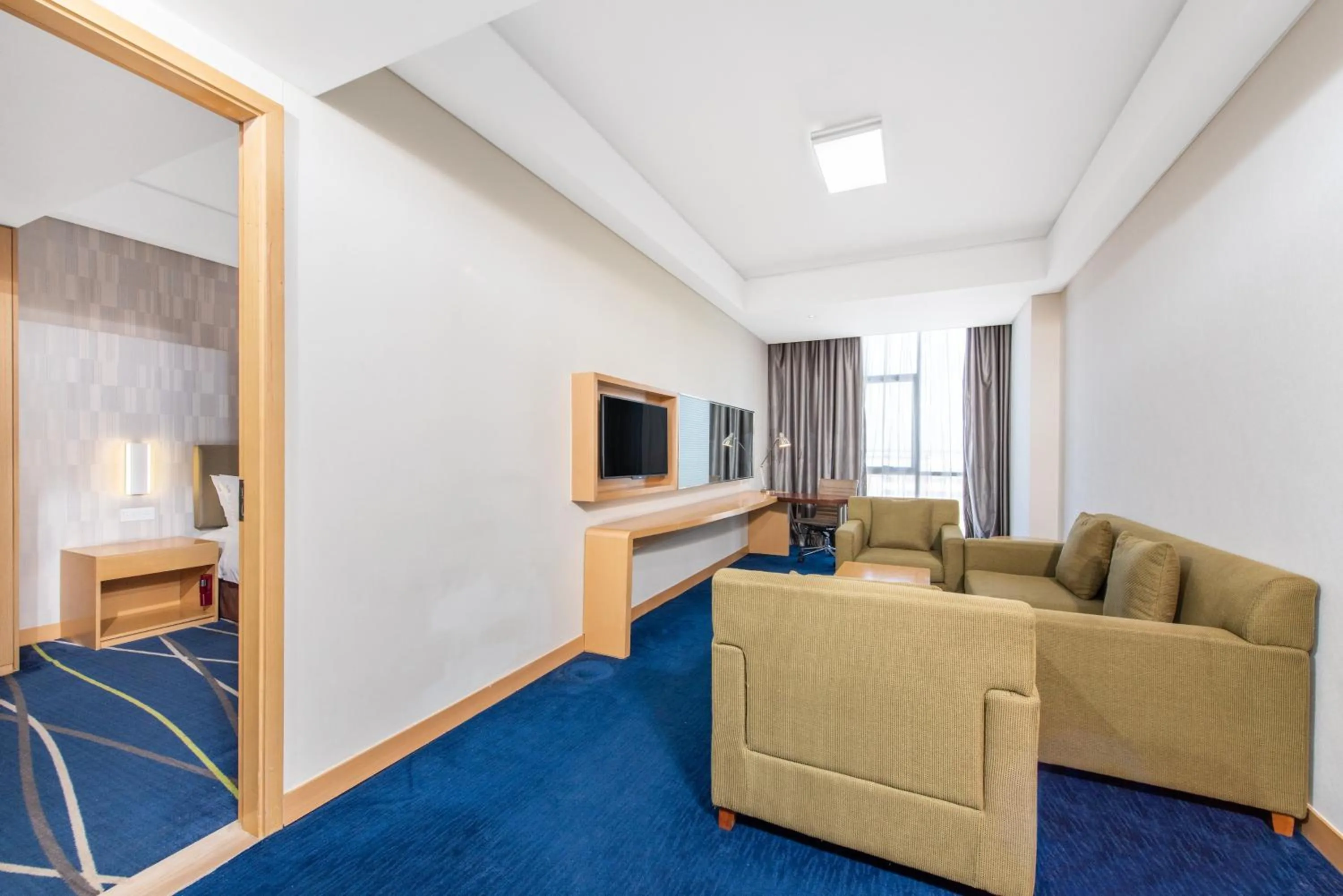 Photo of the whole room in Holiday Inn Express Zhengzhou Airport by IHG
