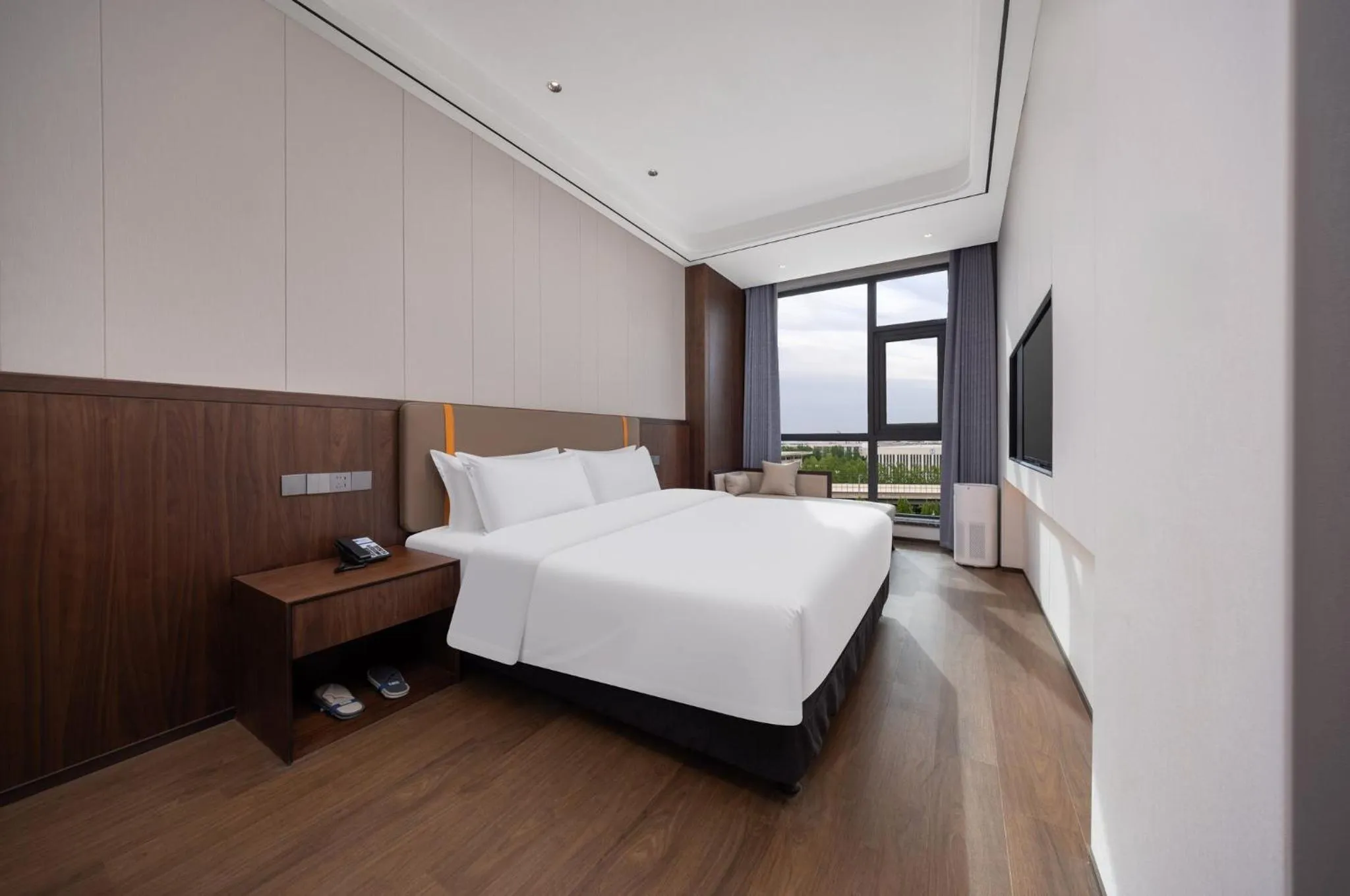 Photo of the whole room, Bed in Holiday Inn Express Zhengzhou Airport by IHG