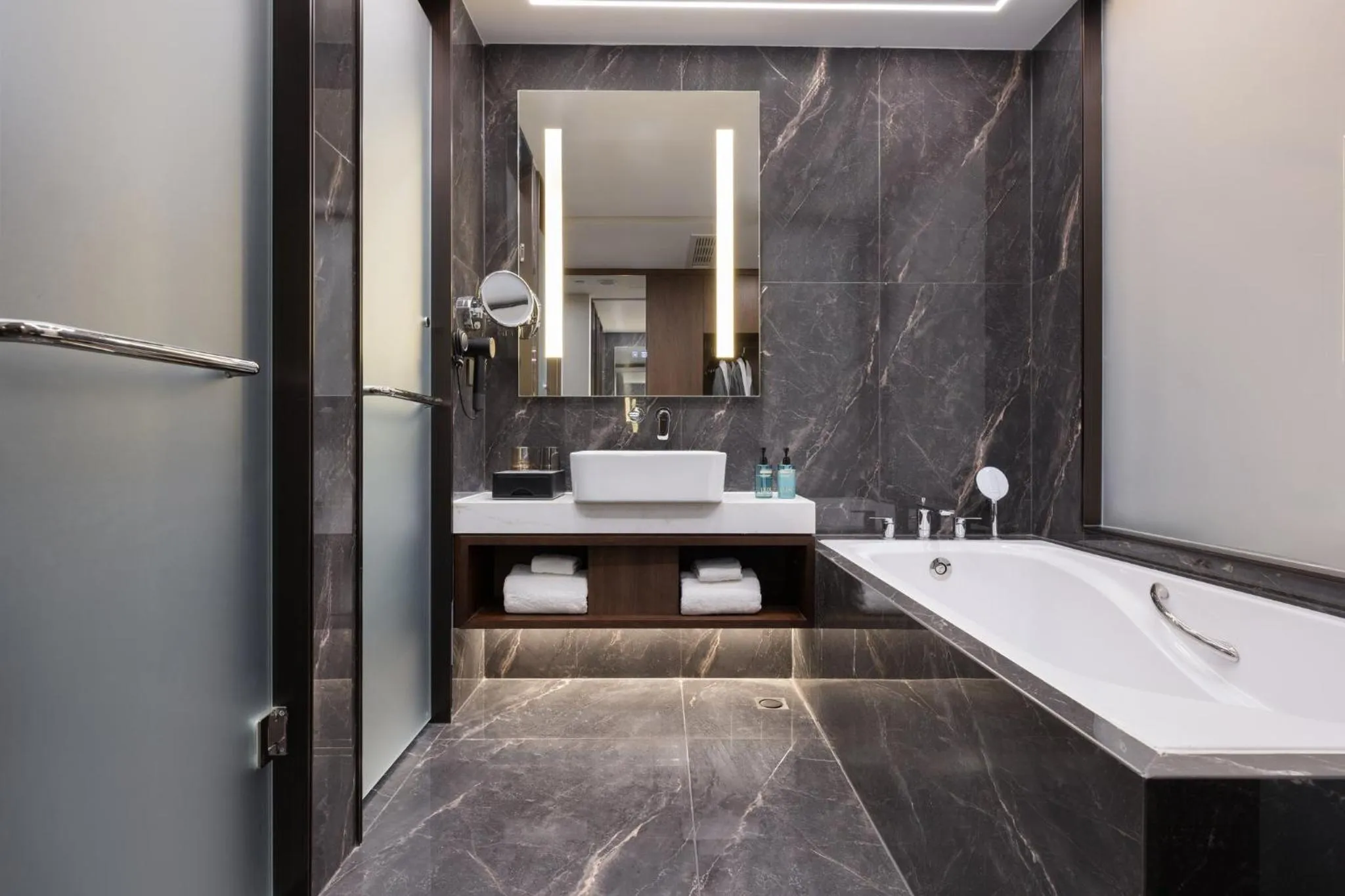 Photo of the whole room in Holiday Inn Express Zhengzhou Airport by IHG